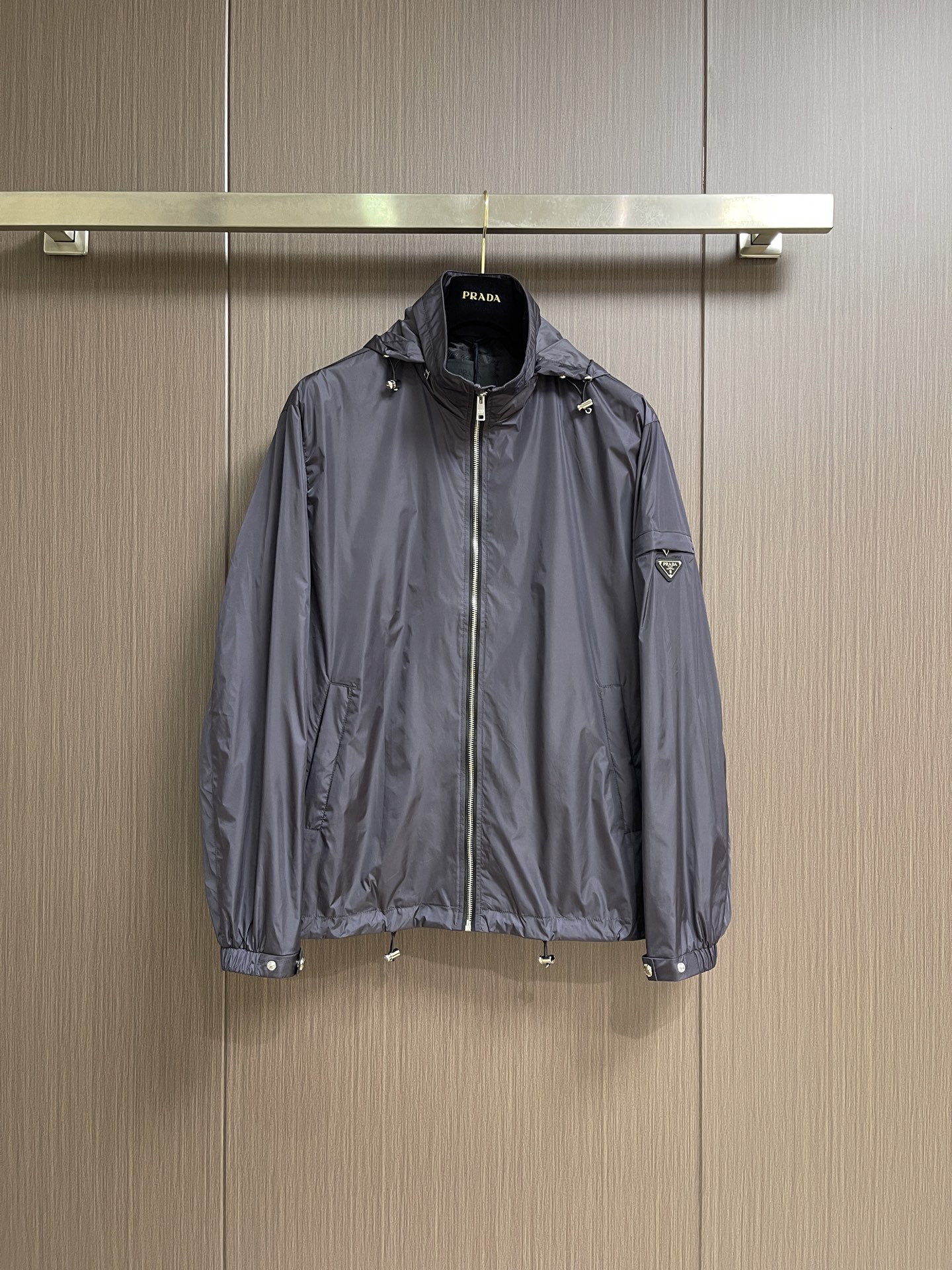 NO:945995,Prada  The summer lightweight nylon sun protection hooded jacket is a collision of pragmatism and avant-garde aesthetics. Customized high-density nylon, light, soft and breathable, not easy to deform when washed, can keep you dry even if you sweat, and has UV protection properties, providing comprehensive protection for summer travel.  The hat design is very tolerant to the body shape and can be worn for sports, commuting, and vacations. The iconic triangle logo on the chest is low-key and self-recognizable, making it easy to wear a high-end sports style. It is suitable for different styles and skin colors, and it can be worn by couples to create a full atmosphere. Sizes S-XL  Size S, length 70.5, bust 112, shoulder width 49, sleeve length 63, size M, length 72, bust 116, shoulder width 50, sleeve length 64, size L, length 73.5, bust 120, shoulder width 51, sleeve length 65,19860909Prada 夏季轻量尼龙防晒连帽外套,是实用主义与先锋审美的碰撞.定制高密尼龙,轻软透气,水洗不易变形,出汗也能保持干爽体感,同时具备防紫外线属性,给夏日出行全方位防护.连帽设计对身材包容度极高,运动、通勤、度假都能穿.胸前标志性三角徽标,低调中自带辨识度,轻松穿出高级运动风.适配不同风格与肤色,情侣穿更是氛围感拉满.尺码S-XL S码 衣长70.5 胸围112 肩宽49 袖长63 M码 衣长72胸围116 肩宽50 袖长64 L码 衣长73.5 胸围120 肩宽51 袖长65 XL码 衣长75胸围124 肩宽52 袖长66,,prada,jackets & coats,hats,,Men's clothing