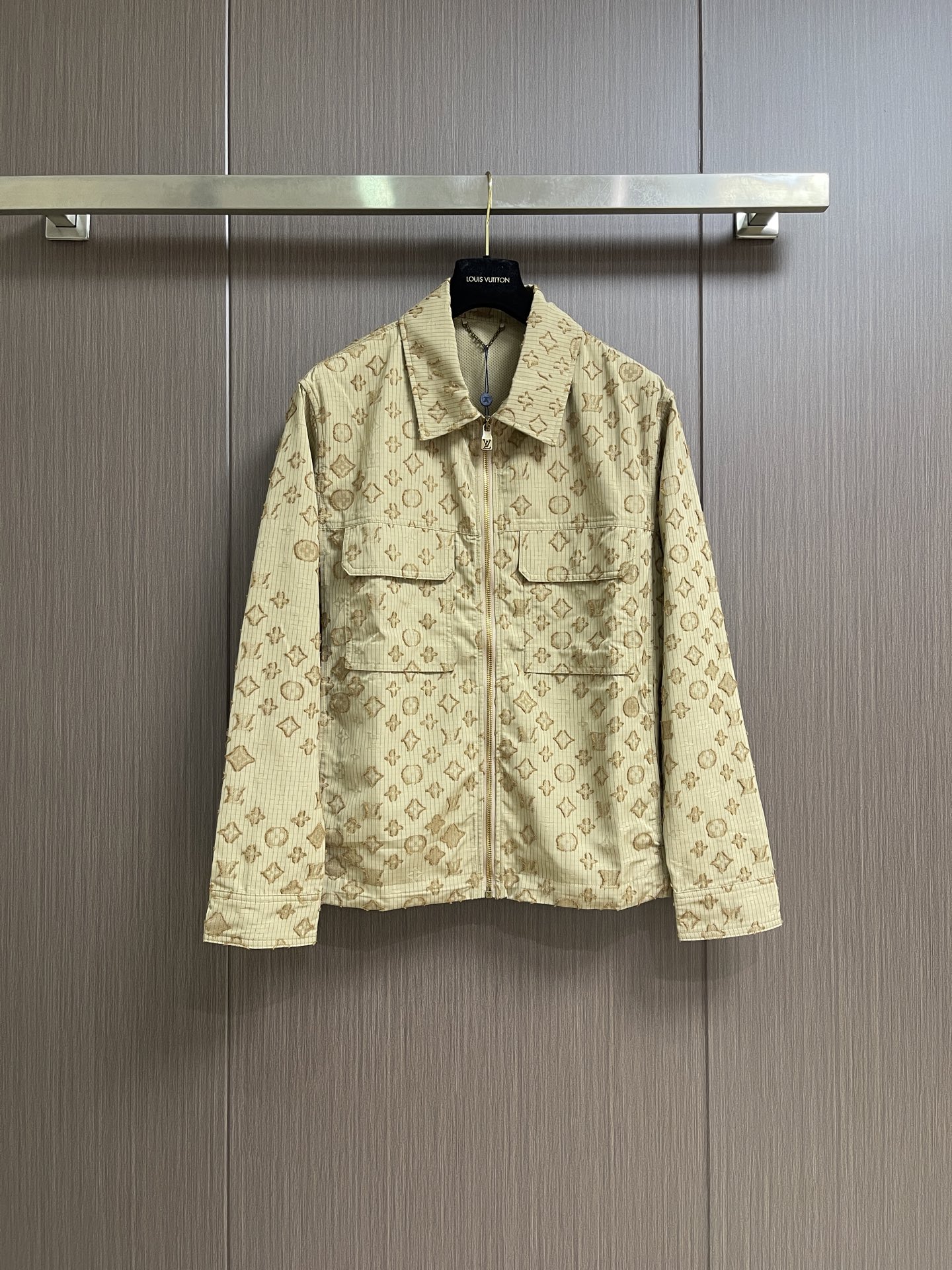 NO:945983,LV rip-resistant zipper jacket, this outdoor-style zipper is decorated with Monogram Surplus pattern in elegant tones. The waterproof rip-resistant fabric has a jacquard cutout design, adding fashionable personality to everyday looks. Rich pockets, adjustable hem and mesh-lined back vents highlight the aesthetics of practical details. Match with the same style to create a vibrant and iconic look. Sizes S-XL Small Length 66.5 Bust 116 Shoulder Width 48.5 Medium  Length 68, bust 120, shoulder width 50, size L, length 69.5, bust 124, shoulder width 51.5, size XL, length 71, bust 128, shoulder width 53,,louis vuitton,jackets & coats,jackets & coats,19860909LV 抗撕裂拉链夹克外套,本款户外风格拉链饰以色调雅致的 Monogram Surplus 图案.防水抗撕裂面料呈现提花剪花设计,为日常造型增添时髦个性.丰富口袋、可调节下摆结合网格内衬后开衩,彰显实用细节美学.搭配同款,演绎活力四射的标志性造型. 尺码S-XL S码 衣长66.5 胸围116 肩宽48.5 M码 衣长68胸围120 肩宽50 L码 衣长69.5 胸围124 肩宽51.5 XL码 衣长71胸围128 肩宽53,,louis vuitton,jackets & coats,jackets & coats,,Men's clothing
