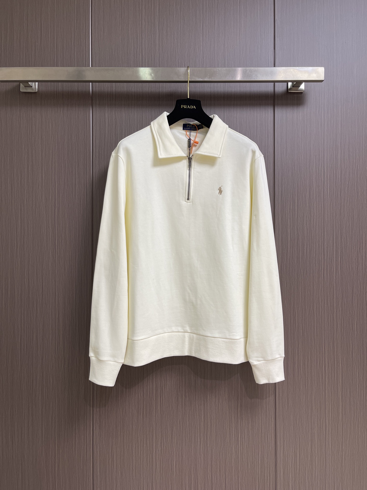 NO:945969,RALPH LAUREN RL embroidered half-zip sweatshirt, custom-made luxury cloud velvet double-ply cotton fabric, iconic pony embroidery resting on the left chest, quarter-zip fly opening and closing to a certain degree, unlocking a casual and elegant posture, rib closing is neat and crisp, showing the restrained luxury of American classics. Imported machine embroidery technology, advanced computer control system and precision mechanical components are used to realize the pony logo embroidery operation. Sizes S-XL S  Center back length 69 Bust 120 Shoulder width 46.5 Medium Back length 70.5 Bust 124 Shoulder width 48.5 L Center back length 72 Bust 128 Shoulder width 50.5 XL Center back length 73.5 Bust 132 Shoulder width 52.5,,loro piana,hoodie,sweatshirts,19860909RALPH LAUREN 拉夫劳伦 RL 刺绣半拉链卫衣,定制奢光云绒双股棉面料,标志性小马刺绣静栖左胸,四分之一拉链门襟开合有度,解锁随性奢雅姿态,罗纹收口利落挺括,处处流露美式经典的内敛奢质 采用进口机刺绣工艺,使用先进的计算机控制系统和精密的机械部件,实现小马标刺绣作业.尺码S-XL S码 后中长 69胸围 120 肩宽 46.5 M码后中长 70.5 胸围 124 肩宽 48.5 L码 后中长 72胸围 128 肩宽 50.5 XL码 后中长 73.5 胸围 132 肩宽 52.5,,loro piana,hoodie,sweatshirts,,Men's clothing