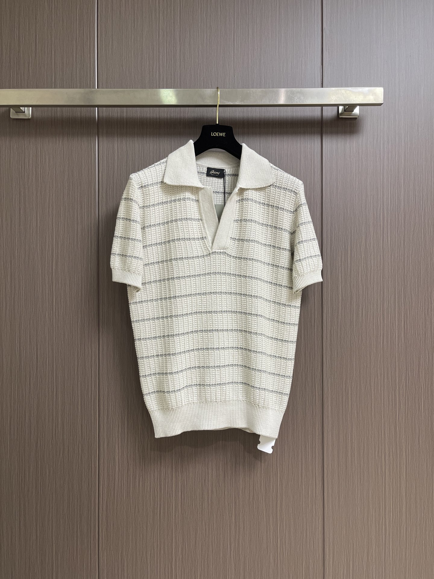 NO:945957,Brioni 2026ss new Riviera series cotton and linen short-sleeved Polo shirt is made of knitted cotton blended texture, the overall touch is extremely comfortable, and the elasticity is high-end and skin-friendly. This item is destined to be worn, and it perfectly meets the needs of various outfits. It is extremely extraordinary, and the grade and charm are extremely outstanding. The craftsmanship can accurately combine it with the material, and it can also highlight the brand's grade and fashionable temperament!  Sizes S-XL S size Length 65 Chest 106 Shoulder width 44 Sleeve length 23 Medium Length 67 Chest 110 Shoulder width 45 Sleeve length 23.5 Large Size Length 69 Chest 114 Shoulder width 46 Sleeve length 23 XL Size Length 71 Chest 118 Shoulder width 47 Sleeve length 23.5,,T-shirt,19860909Brioni 2026ss新款Riviera 系列棉麻短袖 Polo衫 针织棉质混纺质地,整体的触感极为舒适,弹力十足亲肤效果高级,这种单品注定了就是为穿搭所生,完美的符合各种穿搭的所需.极为非凡,档次与魅力更是极为的出色亮眼,工艺能将其与材质精密结合,更能够彰显出品牌的档次与时髦气质所在！尺码S-XL S码 衣长65 胸围106 肩宽44 袖长23 M码 衣长67 胸围110 肩宽45 袖长23.5 L码 衣长69 胸围114 肩宽46 袖长23 XL码 衣长71 胸围118 肩宽47 袖长23.5,,T-shirt,,Men's clothing