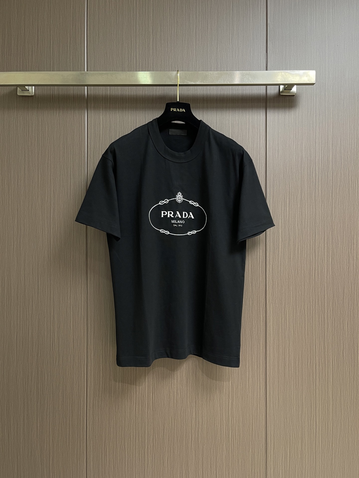 NO:946017,Prada 2026SS early spring new men's round neck short-sleeved T-shirt with small embroidery logo design, customized original imported fabric, skin-friendly and comfortable to wear. The fabric is soft, breathable and feels very delicate to the touch. The inside is all made of single-needle hemming technology!  It can ensure that it will not deform when worn!  Properly cut, without any sense of restraint. Sizes M-3XL, prada, T-shirt, tees, t-shirt,19860909Prada 2026SS早春新款男士圆领短袖T恤 小标刺绣logo设计,定制原版进口面料,穿着亲肤舒适 面料柔软透气摸上去非常细腻的感觉.内里全部采用单针锁边工艺！能够确保穿着不变形！裁剪得体,没有任何束缚感.尺码M-3XL,,prada,T-shirt,tees，t-shirt,,Men's clothing
