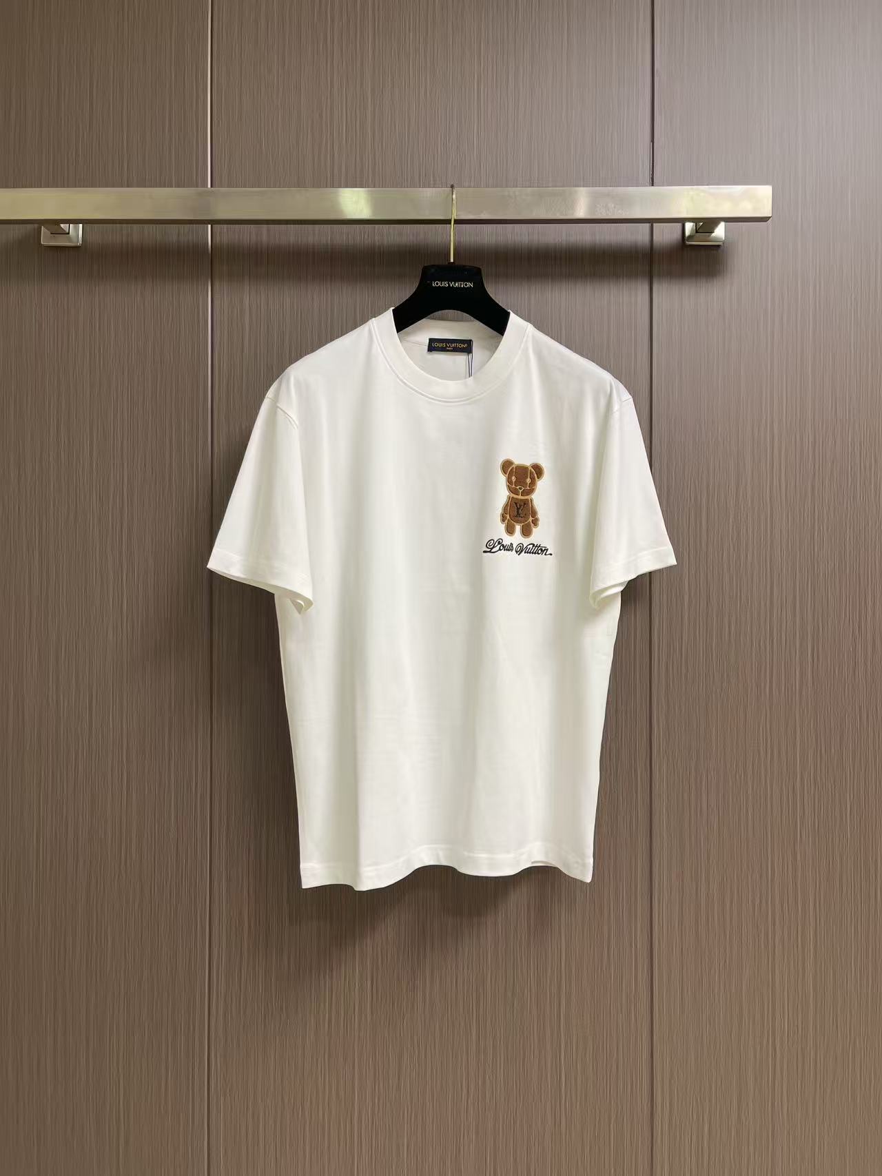 NO:948636,A complete set of LV's new spring and summer flocked cartoon short-sleeved T-shirt and shorts set, made of selected cotton fabrics, with a good upper body effect and a very three-dimensional jacquard structure. It is the most beautiful scenery this summer when worn inside or outside!  The shorts have an elastic waistband with contrasting drawstring design. Sizes M-XXXL M Size Length 70 Bust 104 Shoulder Width 48 Hips 112 Pants Length 53 L Size Length 72 Bust 110 Shoulder Width 50 Hips 116 Pants Length 54  Bust 119 Shoulder width 53 Hips 124 Pants length 56 3XL length 76 Bust 123 Shoulder width 54 Hips 128 Pants length 57,,louis vuitton,shorts,T-shirt,tees,t-shirt,19860909整套 LV 春夏新款植绒卡通短袖T恤短裤套装,精选棉质面料,上身效果好 非常立体的提花结构,内穿外搭都是这个夏天最漂亮的风景线！短裤松紧腰头撞色抽绳设计.尺码M-XXXL M码 衣长70 胸围104 肩宽48 臀围112 裤长53 L码 衣长72 胸围110 肩宽50 臀围116 裤长54 XL码 衣长74 胸围115 肩宽52 臀围120 裤长55 2XL码衣长75 胸围119 肩宽53 臀围124 裤长56 3XL码衣长76 胸围123 肩宽54 臀围128 裤长57,,louis vuitton,shorts,T-shirt,tees，t-shirt,,Men's clothing