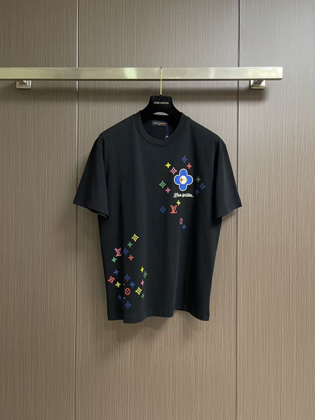 NO:946047,The whole set is not sold separately. LV 2026SS spring and summer new logo. Couple style short-sleeved T-shirt shorts set, fine letter printing, 32-count double fully combed cotton textile fabric, simple and classic!  The fabric feels delicate and soft, very skin-friendly and breathable when worn, and the upper body effect is more fashionable and stylish!  All details are perfect, and the quality can withstand scrutiny and inspection!  Casual and loose cut, versatile style that can be worn by both men and women, it is more eye-catching when paired with couple outfits. Sizes M-XXXL M size Length 70 Bust 104 Shoulder width 48 Hips 112 Pants length 53 L Size Length 72 Bust 110 Shoulder width 50 Hips 116 Pants length 54 XL Size Length 74 Bust 115 Shoulder width 52  Hips 120 Pants length 55 2XL length 75 Bust 119 Shoulder width 53 Hips 124 Pants length 56 3XL length 76 Bust 123 Shoulder width 54 Hips 128 Pants length 57,,louis vuitton,shorts,T-shirt,tees,t-shirt,19860909整套 不拆卖 LV 2026SS春夏新款标识 logo 情侣款短袖T恤短裤套装,精工字母印花,32支双全精梳棉纺织面料,简约经典！面料触感细腻柔软,着穿非常的亲肤透气,上身效果更加时髦有型！所有细节均相当完美,品质经得起推敲与检验！休闲宽松的版型裁剪,男女均可上身的百搭款式,搭配情侣装出街更为吸睛养眼.尺码M-XXXL M码 衣长70 胸围104 肩宽48 臀围112 裤长53 L码 衣长72 胸围110 肩宽50 臀围116 裤长54 XL码 衣长74 胸围115 肩宽52 臀围120 裤长55 2XL码衣长75 胸围119 肩宽53 臀围124 裤长56 3XL码衣长76 胸围123 肩宽54 臀围128 裤长57,,louis vuitton,shorts,T-shirt,tees，t-shirt,,Men's clothing