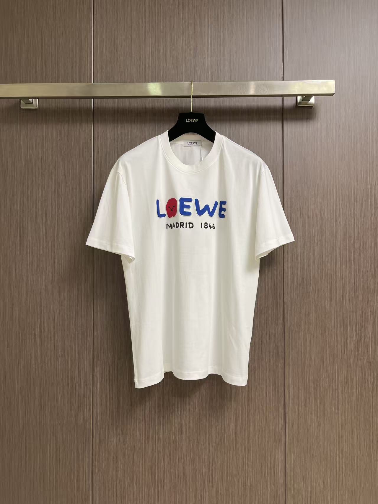 NO:945956,The whole set is not for sale. Loewe 2026ss letter logo printed short-sleeved T-shirt and shorts set. The fabric is made of 240g heavy combed cotton, customized 1*1 thread. The ready-made garments are washed twice. The fabric is comfortable and skin-friendly without any strange feeling. Customized dyeing fabric.  The textile density is high, the drape is good, and it is not easy to deform. The thick texture and compact spinning process will not affect the breathability of the fabric. The color saturation is very high. The imported digital direct-injection printing process makes it a versatile and good-looking short sleeve. The loose version covers the flesh and looks slim. Sizes  Hips 116 Pants length 54  Pants length 57,,loewe,loewe,shorts,T-shirt,tees,t-shirt,19860909整套 不拆卖 Loewe罗意威 2026ss 字母logo印花短袖T恤短裤套装,面料采用240克重精梳棉,定制1*1螺纹,成衣两遍水洗处,面料舒适亲肤无异感,定制定染面料, 纺织密度高,垂感佳,不易变形,厚织感加上紧密纺纱工艺,不会影响面料的透气性,成色的饱和度很高,进口数码直喷印花工艺,百搭好看的一款短袖,宽松版型遮肉显瘦不挑人.尺码M-XXXL M码 衣长70 胸围104 肩宽48 臀围112 裤长53 L码 衣长72 胸围110 肩宽50 臀围116 裤长54 XL码 衣长74 胸围115 肩宽52 臀围120 裤长55 2XL码衣长75 胸围119 肩宽53 臀围124 裤长56 3XL码衣长76 胸围123 肩宽54 臀围128 裤长57,,loewe,loewe,shorts,T-shirt,tees，t-shirt,,Men's clothing
