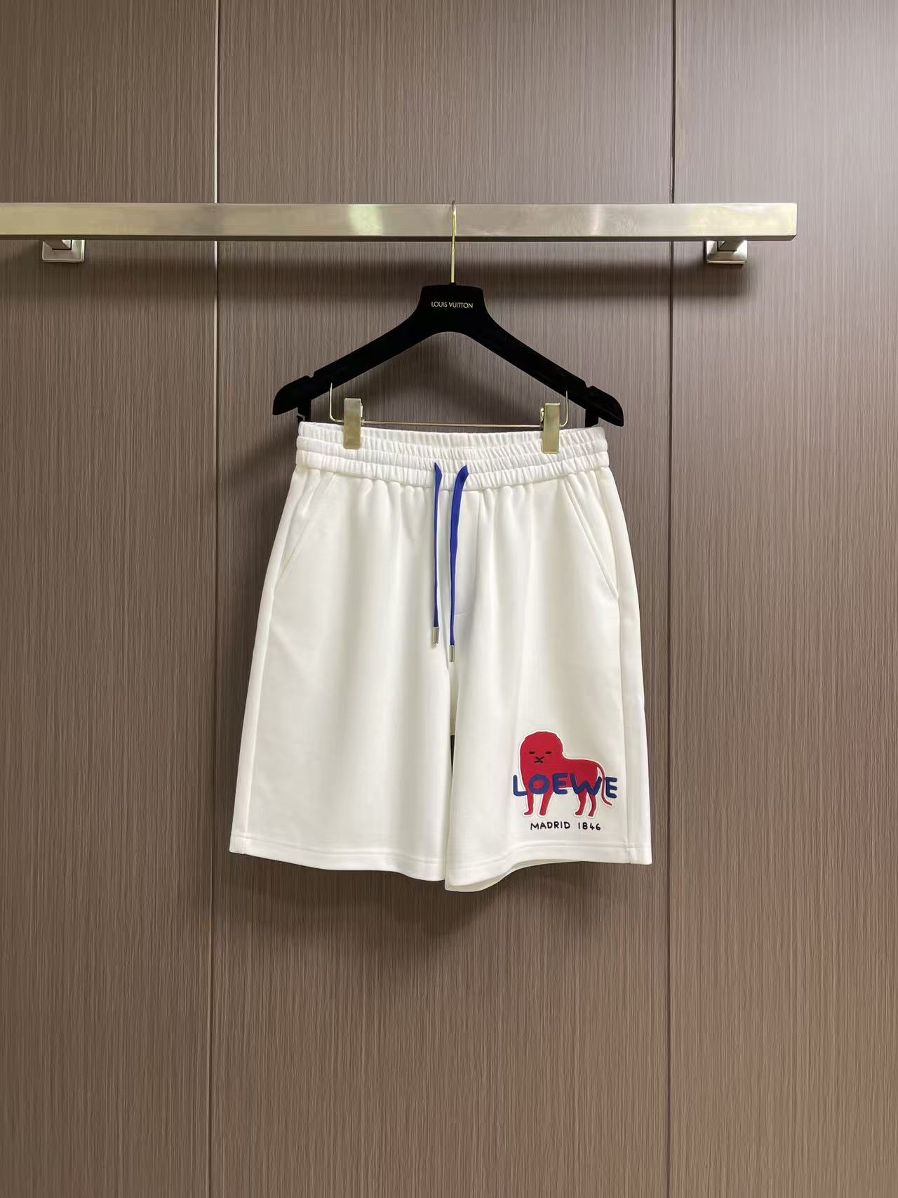 NO:946057,The whole set is not for sale. Loewe 2026ss letter logo printed short-sleeved T-shirt and shorts set. The fabric is made of 240g heavy combed cotton, customized 1*1 thread. The ready-made garments are washed twice. The fabric is comfortable and skin-friendly without any strange feeling. Customized dyeing fabric.  The textile density is high, the drape is good, and it is not easy to deform. The thick texture and compact spinning process will not affect the breathability of the fabric. The color saturation is very high. The imported digital direct-injection printing process makes it a versatile and good-looking short sleeve. The loose version covers the flesh and looks slim. Sizes  Hips 116 Pants length 54  Pants length 57,,loewe,loewe,shorts,T-shirt,tees,t-shirt,19860909整套 不拆卖 Loewe罗意威 2026ss 字母logo印花短袖T恤短裤套装,面料采用240克重精梳棉,定制1*1螺纹,成衣两遍水洗处,面料舒适亲肤无异感,定制定染面料, 纺织密度高,垂感佳,不易变形,厚织感加上紧密纺纱工艺,不会影响面料的透气性,成色的饱和度很高,进口数码直喷印花工艺,百搭好看的一款短袖,宽松版型遮肉显瘦不挑人.尺码M-XXXL M码 衣长70 胸围104 肩宽48 臀围112 裤长53 L码 衣长72 胸围110 肩宽50 臀围116 裤长54 XL码 衣长74 胸围115 肩宽52 臀围120 裤长55 2XL码衣长75 胸围119 肩宽53 臀围124 裤长56 3XL码衣长76 胸围123 肩宽54 臀围128 裤长57,,loewe,loewe,shorts,T-shirt,tees，t-shirt,,Men's clothing