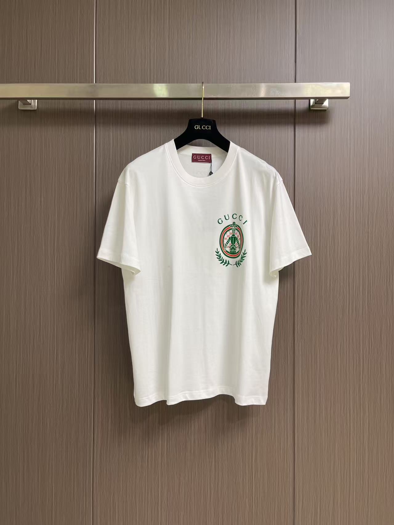 NO:948648,Complete set of GUCCI 2026SS new summer logo element printed pattern short-sleeved T-shirt and shorts set, customized 32-count double yarn pure cotton fabric, weight 260g, soft and delicate to the touch and solid than ordinary cotton fabrics, comfortable and breathable and not easy to deform, using imported nano-printing, precision screen printing to make the printing more three-dimensional, clear and detailed, original accessories with three standards, artificially sewn labels, same style for men and women, size M-XXXL M size, length 70  Bust 104 Shoulder Width 48 Hips 112 Pants Length 53 L Length 72 Bust 110 Shoulder Width 50 Hips 116 Pants Length 54  Size 3XL, length 76, bust 123, shoulder width 54, hips 128, pants length 57, gucci, shorts, T-shirt, tees, t-shirt,19860909整套 GUCCI 2026SS夏季新款logo元素印花图案短袖T恤短裤套装,定制32支双纱纯棉面料,克重260g,手感松软细腻又比一般棉布料扎实,舒适透气不易变形,采用进口纳米印花,精密网版让印花更为立体清晰细致,原版辅料三标齐全,,人工缝织唛,男女同款,尺码M-XXXL M码 衣长70 胸围104 肩宽48 臀围112 裤长53 L码 衣长72 胸围110 肩宽50 臀围116 裤长54 XL码 衣长74 胸围115 肩宽52 臀围120 裤长55 2XL码衣长75 胸围119 肩宽53 臀围124 裤长56 3XL码衣长76 胸围123 肩宽54 臀围128 裤长57,,gucci,shorts,T-shirt,tees，t-shirt,,Men's clothing
