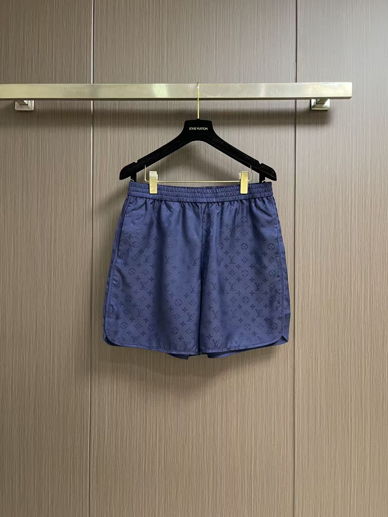 NO:946037,LV  Elastic waist Logo pattern shorts, these navy blue full-print presbyopic shorts are made of high-draping satin fabric. The raw material has been finely softened and has a smooth and delicate touch. It has an elegant pearlescent texture and the upper body is light and unrestricted. The trousers use dark jacquard technology to restore the classic brand presbyopic pattern. The pattern texture is uniform and three-dimensional. The dark pattern of the same color is low-key and layered. It is not easy to whiten and deflower after repeated washing. The waistband is made of loose and tight sewing technology, and multiple stitches are added.  Solid elastic hems, moderate elasticity without constricting the waist, suitable for various waist sizes; the trouser legs are cut into slightly wide arc hems, and the edges are double-line seamed with neat and dense stitching to prevent curling and collapse. The overall style is loose and casual, taking into account home comfort.  Suitable for daily street wear, the fabric has been treated with anti-wrinkle shaping and is not prone to wrinkles and deformation during daily care. The details are exquisite and workmanship is both beautiful and practical. The overall routing is straight and delicate, the fabric is comfortable and soft, and the color is consistent with no color difference.  Can be matched with the same style to create a fashionable look, to suit various occasions, customized accessories, complete with three standards!  Sizes S-XL S size Length 41.5 Waist 73 Hips 114 Medium Length 43 Waist 77 Hips 118 Large Length 44.5 Waist 81 Hips 122 XL Length 46 Waist 85 Hips 126,,louis vuitton,shorts,19860909LV 松紧腰Logo图案短裤,这款藏青满印老花短裤甄选高垂感缎面面料打造,原料经过精细柔化处理,触感顺滑细腻,自带雅致珠光质感,上身轻盈无束缚.裤身采用暗纹提花工艺还原经典品牌老花图案,纹样肌理均匀立体,同色系暗纹低调富有层次,反复洗涤不易发白脱花.腰头选用加宽松紧车缝工艺,多道缝线加固橡筋收边,弹力适中不勒腰,适配多种腰围；裤腿剪裁为微阔圆弧裤脚,边缘双线锁边工艺,走线工整密实,杜绝卷边崩线.整体版型宽松休闲,兼顾居家舒适与日常出街穿搭,面料经过抗皱定型处理,日常打理不易褶皱变形,细节做工考究,兼顾颜值与实穿性能.整体走线平直细腻,面料舒适柔软,颜色一致无色差 能与同款搭配营造时尚造型,驾驭各种场合,定制辅料,三标齐全！尺码S-XL S码 裤长41.5 腰围73 臀围114 M码 裤长43腰围77 臀围118 L码 裤长44.5 腰围81 臀围122 XL码 裤长46腰围85 臀围126,,louis vuitton,shorts,,Men's clothing