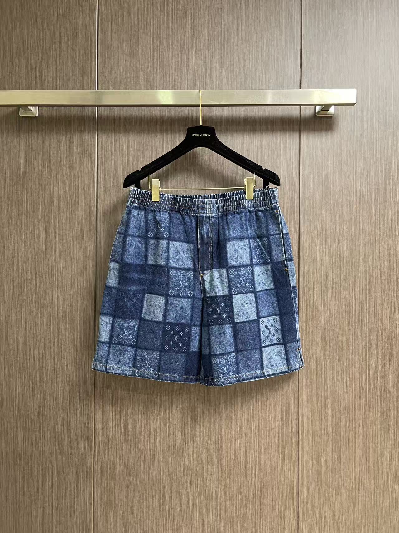 NO:946049,LV laser logo collage denim shorts, these summer shorts are made of denim fabric to interpret the soft texture, showing a natural and casual handmade atmosphere. The collage checkerboard pattern cleverly creates a faded texture and trompe l'oeil effect, echoing the Damier elements, and the same color Monogram logo is cleverly integrated into the period. The elastic waist brings comfort, and the topstitch details pay tribute to the classic denim craftsmanship. Paired with the same belted jacket, the eye-catching style is immediately visible. Size 28-36, size 28, pants length 50  Waist 72 Hips 112 30 yards Pants length 50.5 Waist 76 Hips 116 32 yards Pants length 51 Waist 80 Hips 120 34 yards Pants length 51.5 Waist 84 Hips 124 36 yards Pants length 52 Waist 88 Hips 130,,louis vuitton,shorts,jackets & coats,19860909LV 激光标识拼贴牛仔短裤,本款夏日短裤以丹宁面料演绎柔软质地,呈现自然随性的手工气息.拼贴棋盘格图案巧现褪色质感与错视效果,与Damier元素遥相呼应,同色Monogram标识巧妙融入期间.弹力腰部带来舒适体验,明线细节致意经典丹宁工艺.与同款束腰夹克搭配,瞩目风尚跃然眼前.尺码28-36 28码 裤长50 腰围72臀围112 30码 裤长50.5 腰围76臀围116 32码 裤长51 腰围80臀围120 34码 裤长51.5 腰围84臀围124 36码 裤长52腰围88臀围130,,louis vuitton,shorts,jackets & coats,,Men's clothing