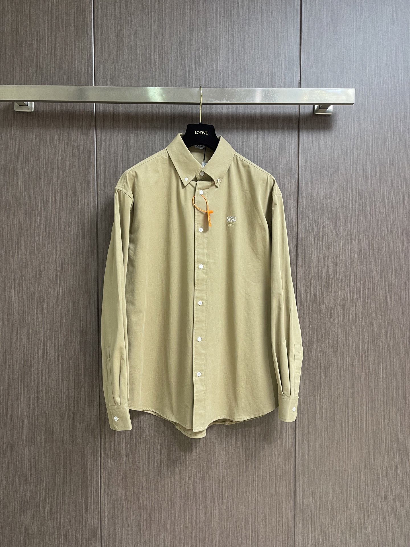 NO:946086,Loewe Anagram two-color embroidered long-sleeved shirt, custom-made luxury cloud velvet twill, crisp and draped, comfortable and skin-friendly, khaki soaked mist velvet texture, warm and calm tones, spreading low-key elegance, neat button opening and closing on the front, exquisite button embellishment on the cuffs, showing exquisite workmanship everywhere, two-color Anagram embroidery on the chest is a subtle finishing touch, secretly engraved with brand genes, and hidden elegance in the minimalist silhouette.  Square-inch details show high-end style. Imported machine embroidery technology is used. Advanced computer control systems and precision mechanical components are used to achieve Loewe Anagram embroidery operations with high precision. The lines are smooth and delicate, and the fabrics have been fermented. The texture is better. It is not easy to deform, not easy to shrink, not easy to fade, and maintains long-term beauty. The overall routing is straight and delicate, the fabric is comfortable and soft, and the color is consistent without color difference. It can be matched with the same style to create a fashionable look, and can handle various occasions. Customized accessories and three complete standards!  Size 37/38/39/40 S-XL 37, center length 80, chest 67.5, shoulder width 53, sleeve length 62, size 38, center length 81.5, chest 69.5, shoulder width 55, sleeve length 63, size 39, center length 83, chest 71.5, shoulder width 57, sleeve length 64, size 40, center length 84.5  Bust 73.5, shoulder width 59, sleeve length 65,,loewe,shirts,19860909Loewe Anagram 双色刺绣长袖衬衫,定制奢光云绒斜纹棉 挺括垂坠 舒适亲肤 卡其色浸润雾绒肌理 色调温润沉敛 铺展低调奢雅 前襟利落纽扣开合 袖口精致纽扣点缀 处处彰显精工考究 胸前双色Anagram刺绣精妙点睛 隐秘镌刻品牌基因 于极简廓形之中暗藏奢雅底蕴 方寸细节尽现高阶格调.采用进口机刺绣工艺 使用先进的计算机控制系统和精密的机械部件 实现Loewe Anagram刺绣作业 精度高 线条流畅而细腻,面料都经过酵洗 手感质感更佳 不易变形 不易缩水 不易褪色 保持长久的美观.整体走线平直细腻,面料舒适柔软,颜色一致无色差 能与同款搭配营造时尚造型,驾驭各种场合,定制辅料,三标齐全！ 尺码37/38/39/40 S-XL 37码 后中长80 胸围67.5肩宽53 袖长62 38码 后中长81.5 胸围69.5 肩宽55 袖长63 39码 后中长83 胸围71.5 肩宽57 袖长64 40码 后中长84.5 胸围73.5 肩宽59 袖长65,,loewe,shirts,,Men's clothing