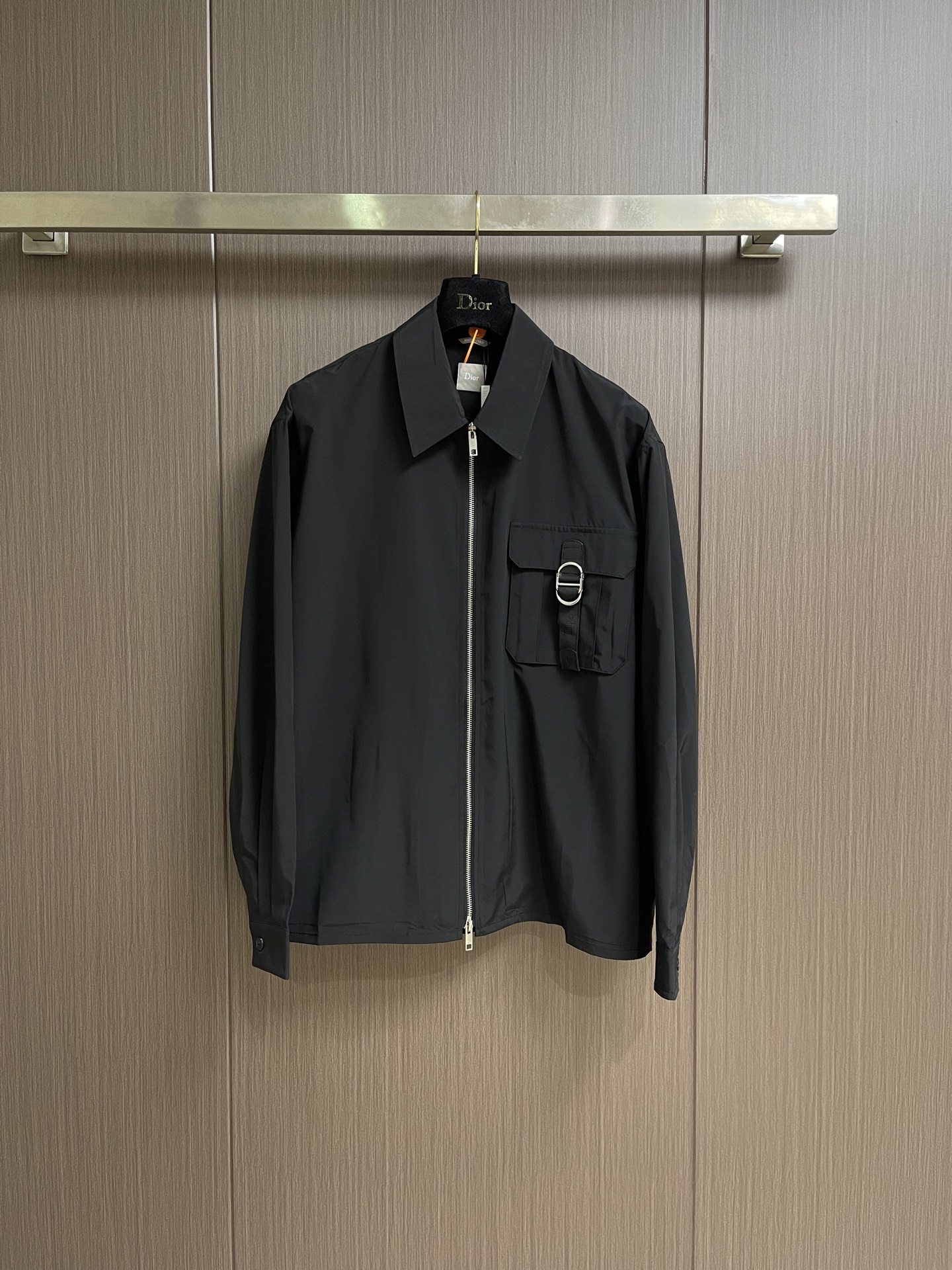 NO:946068,Dior buckle zipper jacket shirt, custom-made luxury ink silk blend, crisp and draped, comfortable and skin-friendly, ink color is calm and restrained, diffuses subtle luxury light, dropped shoulder three-dimensional tailoring, creating a relaxed and noble aura.  Return to traditional craft techniques through segmentation, folding, shrinking, and stretching techniques. The so-called slow work produces fine work, which is the respect for materials and the pursuit of feel. Complex workmanship, tedious, slow timeliness, high loss, template machine opens the bag. The preset template guides the position, shape and size of the bag opening. The accuracy ensures the quality of the bag opening effect. The overall wiring is straight and delicate, the fabric is comfortable and soft, and the color is consistent without color difference.  Can be matched with the same style to create a fashionable look, to suit various occasions, customized accessories, complete with three standards!  Size 46/48/50/52 S-XL 46, bust 132, length 69.5, shoulder width 52.5, sleeve length 61.5, size 48 bust 136, length 71.5, shoulder width 54, sleeve length 62.5, size 50, bust 140, length 73.5, shoulder width 55.5, sleeve length 63.5, size 52  Bust 144, length 75.5, shoulder width 57, sleeve length 64.5, dior, jackets & coats, shirts,19860909Dior 搭扣拉链外套衬衫 定制奢光墨丝混纺 挺括垂坠 舒适亲肤 墨色沉凝内敛 漫射幽微奢光 落肩立体剪裁 自成松弛矜贵气场 胸前翻盖口袋缀以CD搭扣饰带 暗藏世家锋芒 融精致匠造与随性气韵于一身 于静默无声间 尽显高阶奢品的本源风范.人体立体裁剪 回归传统工艺手法 通过分割 折叠 抽缩 拉展技术手法 所谓慢工出细活 是对材料的尊重 对手感的追求 做工复杂 繁琐 时效慢 损耗高,模版机开袋 预设的模板来指导开袋的位置 形状和大小 精确性确保了开袋效果质量.整体走线平直细腻,面料舒适柔软,颜色一致无色差 能与同款搭配营造时尚造型,驾驭各种场合,定制辅料,三标齐全！ 尺码46/48/50/52 S-XL 46码 胸围132 衣长69.5 肩宽52.5 袖长61.5 48码 胸围136 衣长71.5 肩宽54 袖长62.5 50码 胸围140 衣长73.5 肩宽55.5 袖长63.5 52码 胸围144 衣长75.5 肩宽57 袖长64.5,,dior,jackets & coats,shirts,,Men's clothing