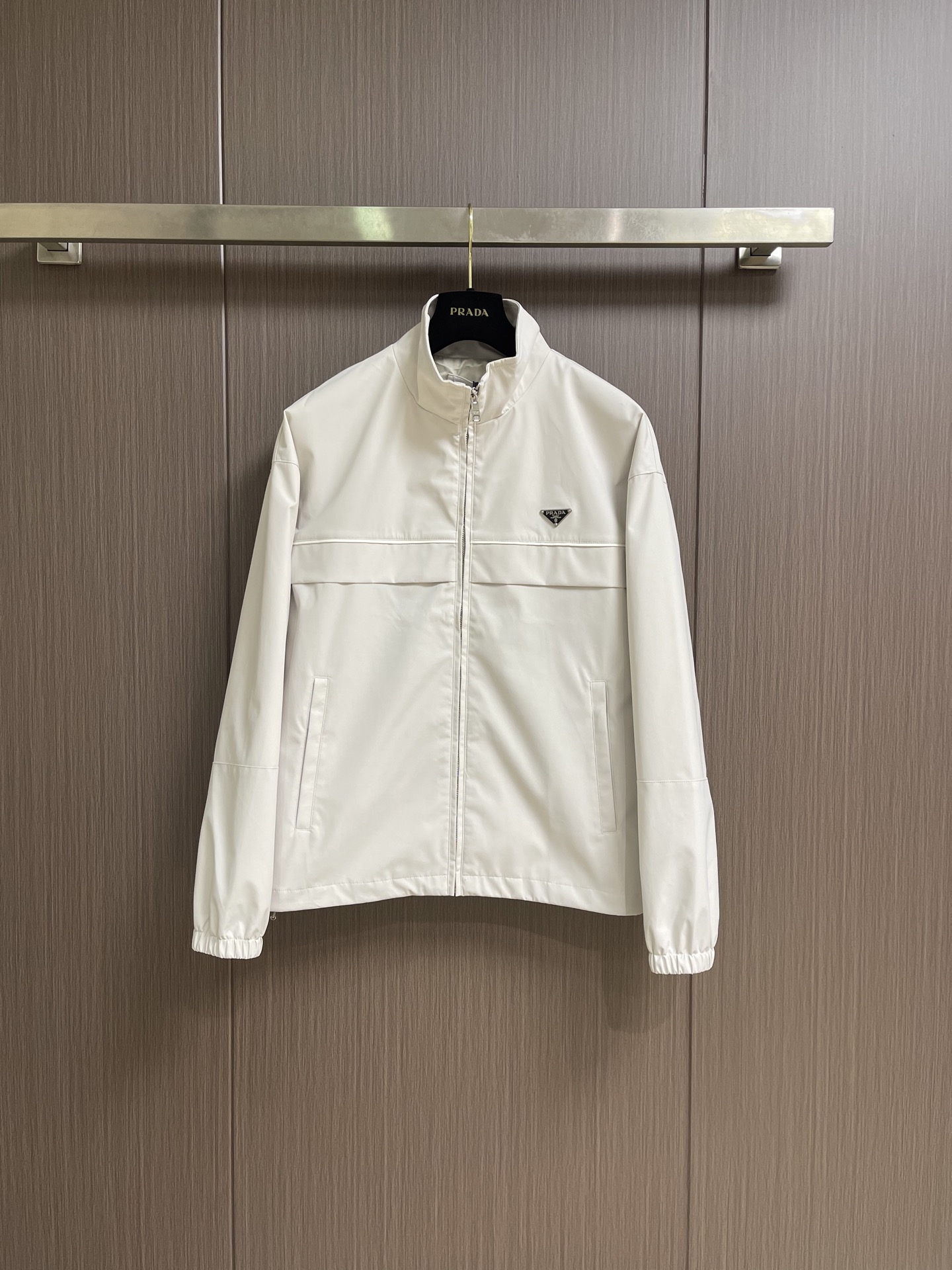 NO:946151,Prada  Technical fabric stand-up collar jacket. This stand-up collar jacket is made of the brand's iconic ReNylon regenerated nylon fabric. The fabric is light and crisp, and has good windproof properties. It has a neat and simple short silhouette, a front zipper closure, and a classic metal triangle logo on the chest. The body is divided into rich layers, and the elasticated cuffs improve wearing comfort. The side seam pockets are both practical and combine sports and leisure aesthetics with minimalist design language to create a versatile urban casual jacket for everyday use. Sizes S-XL S  Length 67.5, shoulder width 58, bust 60, sleeve length 57, size M, length 69, shoulder width 60, bust 62, sleeve length 58, size L, length 70.5, shoulder width 62, bust 64, sleeve length 59, size19860909Prada 科技面料立领夹克外套,这款立领夹克采用品牌标志性ReNylon再生尼龙面料打造,面料轻盈挺括,兼具良好防风属性.利落简约的短款廓形,正面拉链开合,胸前饰有经典金属三角徽标,衣身分割线条丰富层次,松紧束口袖口提升穿着舒适度.侧缝口袋兼顾实用属性,将运动休闲美学与极简设计语言相融,打造日常百搭的都市休闲外套.尺码S-XL S码 衣长67.5 肩宽58 胸围60 袖长57 M码 衣长69 肩宽60 胸围62 袖长58 L码 衣长70.5 肩宽62 胸围64 袖长59 XL码 衣长72 肩宽64 胸围66 袖长59,,prada,jackets & coats,jackets & coats,,Men's clothing