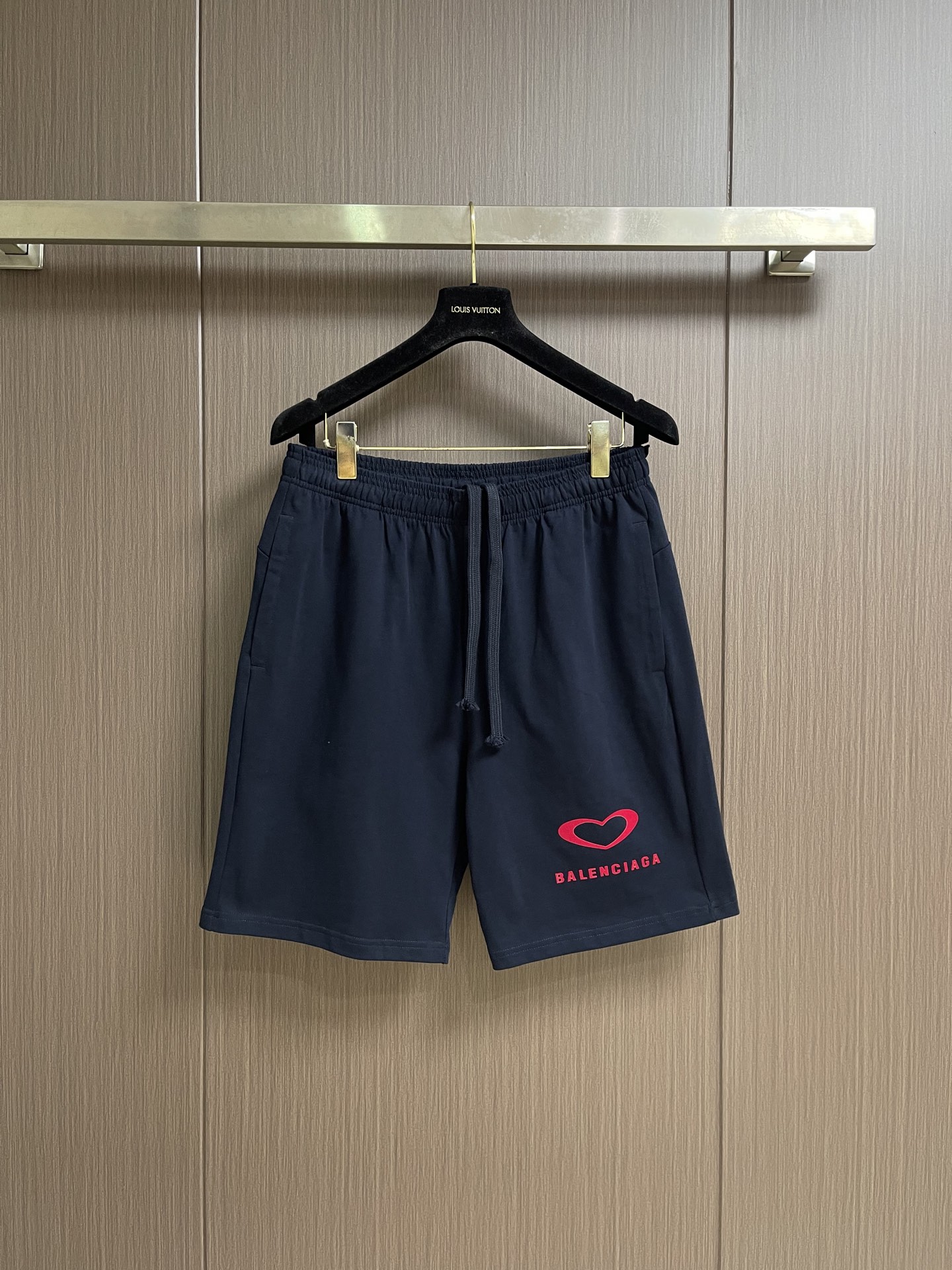 NO:945970,Balenciaga 2026ss classic five-point loose silhouette shorts, a ceiling-level classic, evergreen shorts are a must-have!  !  The classic style is really about playing with fabric details!  !  Top-quality custom-dyed original tripe cotton dyed fabric!  !The ultra-high weight of 460g also ensures the skin-friendly performance of the fabric!  !  The environmentally friendly original version has the same meticulous small prints, and the perfect small details are meticulous!  Size S-XXL,,balenciaga,shorts,19860909Balenciaga 2026ss经典款五分宽松廓形短裤,天花板级别的经典款,万年青短裤人手必入！！经典的款实打实就是玩面料细节！！顶级订染原版牛肚棉染色面料！!460g超高克重同时保证了面料的亲肤性能！！环保原版一致缜密小印花,完美小细节一丝不苟！尺码S-XXL,,balenciaga,shorts,,Men's clothing