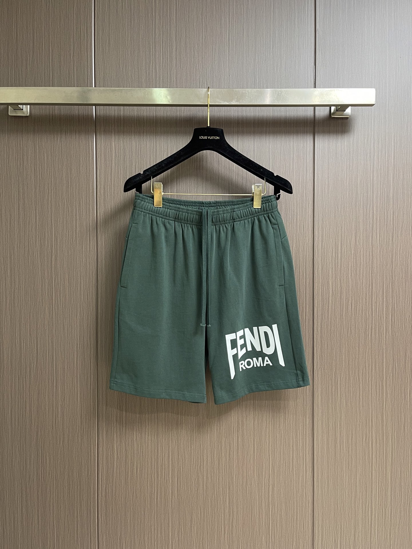 NO:945982,FENDI 2026SS new Bermuda shorts. These shorts are made of customer-supplied fabrics. They weigh 380 grams. They are decorated with letter logo printing and are full of details!  Sports fashion!  Size S-XXL,,fendi,shorts,19860909FENDI 2026SS新款百慕大短裤,本款短裤选用客供面料打造,380克重,饰以字母logo标识印花,细节拉满！运动时尚！尺码S-XXL,,fendi,shorts,,Men's clothing