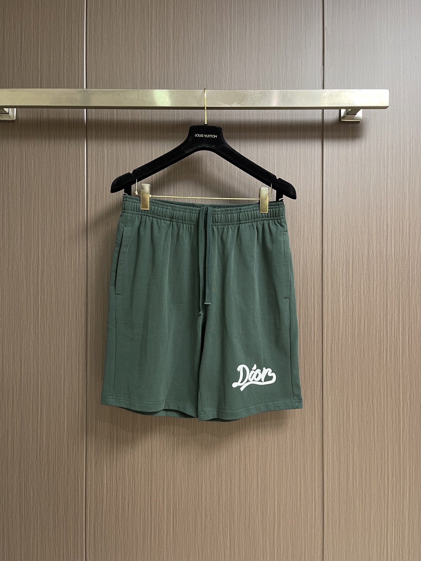 NO:945994,Dior 2026ss new summer printed casual shorts!  Versatile casual pants with elastic waist!  Elastic waist and pockets on both sides. The fabric is made of custom-woven high-count pure cotton. The upper body is breathable, soft and skin-friendly, and has a delicate feel. The waist is knitted with elastic waist and drawstring. The upper body does not have to worry about the discomfort of being too loose or too tight. It is your best choice for summer, whether at home, going out, or traveling. Sizes S-XXL, dior, shorts,19860909Dior 2026ss夏季新款印花休闲短裤！百搭松紧腰休闲五分裤！松紧腰 两侧插袋 面料采用客供定织高支纯棉料,上身透气,柔软亲肤,手感细腻、腰部针织松紧腰加抽绳,上身不用担心过松过紧的不舒适感,无论居家,外出,旅游,都是您夏日的最佳选择.尺码S-XXL,,dior,shorts,,Men's clothing