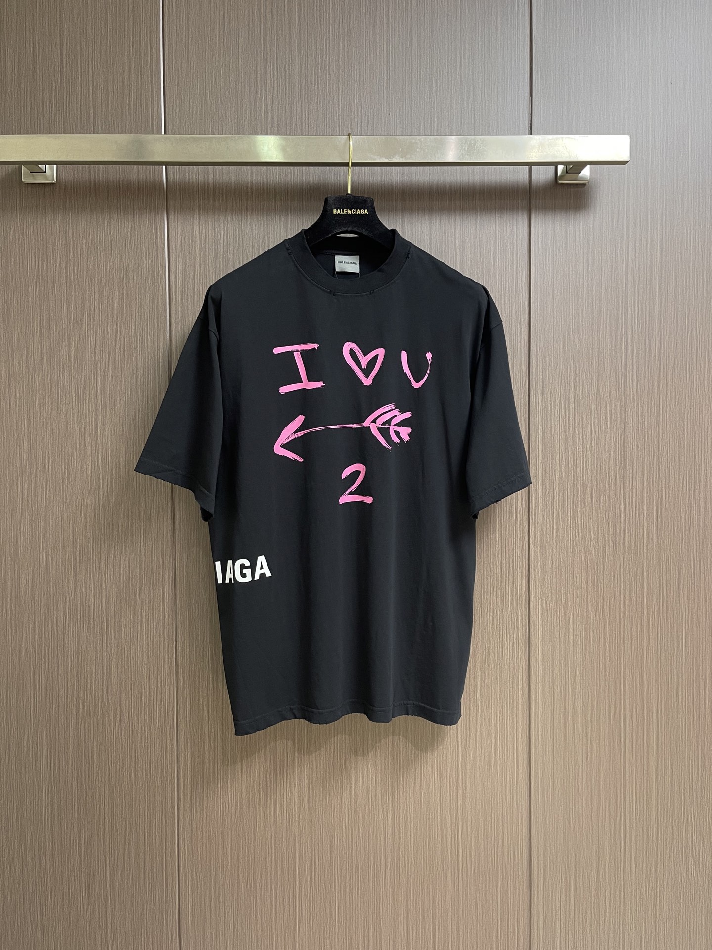 NO:946106,Balenciaga  Chinese Valentine's Day arrow round neck short-sleeved T-shirt. The compact spinning technology of the body eliminates the hairiness on the yarn surface through the airflow gathering device, making the yarn smooth, round and even. The surface of the fabric presents a delicate slightly matte texture. The 24-count yarn is of moderate thickness, making the fabric feel smooth and skin-friendly without losing the skeletal texture that knitwear should have.  With the choice of black fabric, the 185g light and thin structure ensures that it will not be stuffy when worn in summer - the fabric is almost no burden on the body and the air can circulate freely. The combination of 95 cotton + 5 spandex and the high-density structure of 32 counts 1×1 rib make the neckline both thick and tough without losing a soft touch, achieving a tight fit.  An unrivaled comfort experience. The arrow art pattern on the chest and the classic logo on the side are all presented using environmentally friendly elastic glue printing technology. Environmentally friendly elastic glue is a covering type of printing, and its core advantages lie in high covering power and color saturation - the printing glue forms a thin and uniform film layer on the surface of the fabric, which can completely  The color of the black base fabric is fully covered, so that the pattern still presents a clear and full visual effect on dark fabrics. The elastic properties are achieved by adding softness additives to the high-elastic resin, so that the cured printing film layer can expand and contract synchronously with the stretching of the fabric. The overall wiring is straight and delicate, the fabric is comfortable and soft, and the color is consistent without color difference.  Can be matched with the same style to create a fashionable look, to suit various occasions, customized accessories, complete with three standards!  Size XS-L  Sleeve length 27,,balenciaga,T-shirt,tees,t-shirt,19860909Balenciaga 七夕箭头圆领短袖T恤,衣身紧密纺技术通过气流集聚装置消除纱线表面的毛羽,使纱体光洁圆润、条干均匀,面料表面呈现出细腻的微雾面质感.24支的纱线粗细适中,使面料触感柔滑亲肤,又不失针织品应有的骨感.搭配黑色面料的选择,185g轻薄结构确保了夏日穿着时不会闷热——面料在身体上几乎无负担,空气可自由流通.95棉+5氨纶的组合与32支1×1罗纹的高密度结构,使领口既有厚实的韧劲又不失柔软的触感,实现紧而不勒的舒适体验.前胸的箭头艺术图案与侧面的经典标志均采用环保弹力胶浆印花工艺呈现.环保弹力胶浆属于覆盖型印花,其核心优势在于高遮盖力与色彩饱和度——印花浆料在面料表面形成一层薄而均匀的膜层,能够完全覆盖黑色底布颜色,使图案在深色面料上依然呈现鲜明、饱满的视觉效果.弹力特性则通过在高弹树脂中添加柔软助剂实现,使固化的印花膜层能随面料的拉伸而同步伸缩.整体走线平直细腻,面料舒适柔软,颜色一致无色差 能与同款搭配营造时尚造型,驾驭各种场合,定制辅料,三标齐全！尺码XS-L XS码 衣长73.5 肩宽52.5 胸围118 袖长24 S码 衣长75.5 肩宽54.0 胸围122 袖长25 M码 衣长77.5 肩宽55.5 胸围126 袖长26 L码 衣长79.5 肩宽57.0 胸围130 袖长27,,balenciaga,T-shirt,tees，t-shirt,,Men's clothing