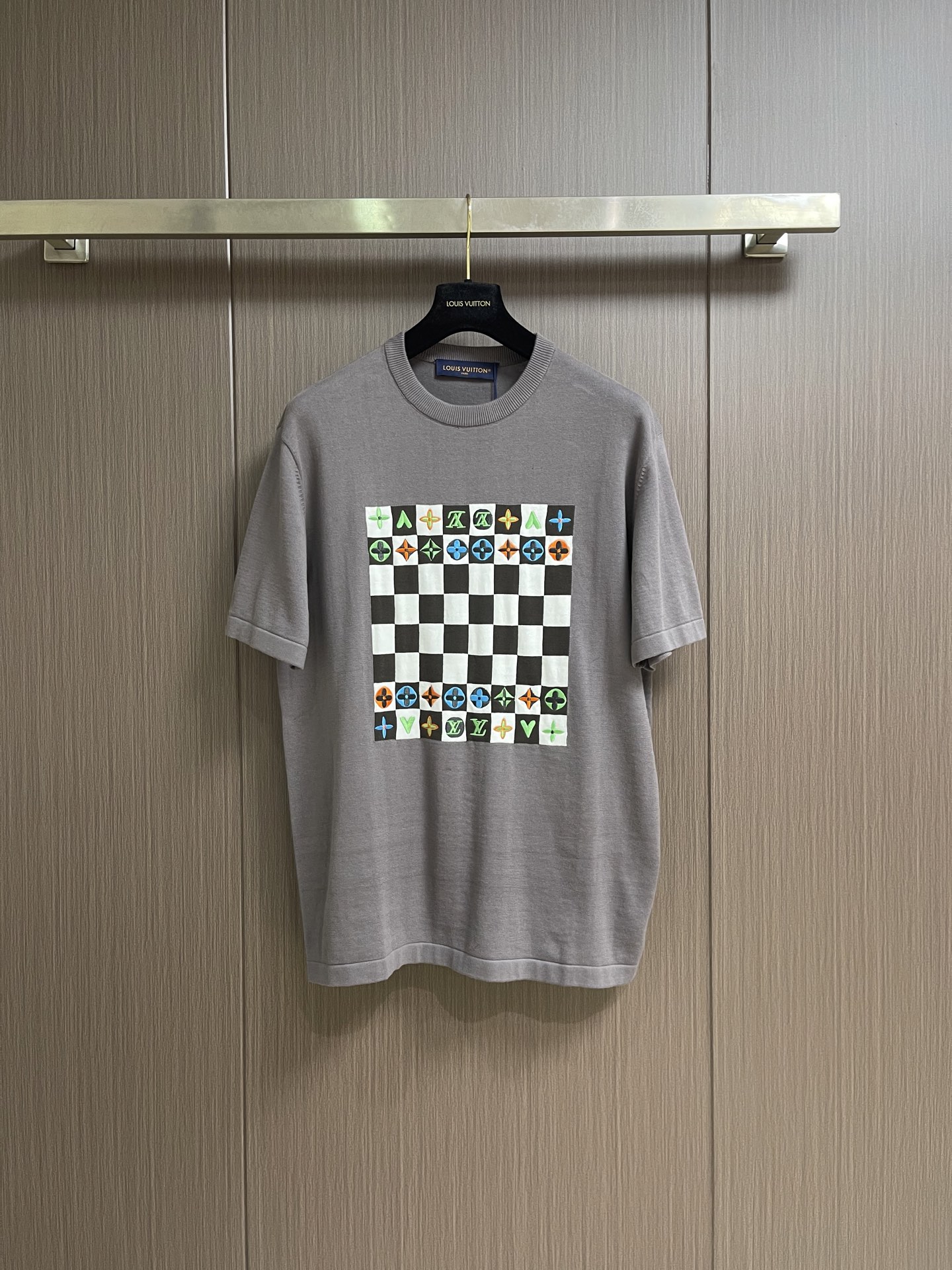 NO:946143,LV  Checkerboard colorful embroidery knitted short-sleeved T-shirt, checkerboard embroidery patch on the chest, classic black and white Der checkerboard knitted base fabric, only the upper and lower rows are three-dimensional embroidery, and the blank checkerboard in the middle creates a white layer; the embroidery fully covers the brand's classic symbols - four-leaf flowers, four-pointed stars, monograms, hearts, and triangular arrows; the contrasting colors are fluorescent green, electric blue, and orange-red, which are different from ordinary printing  Floral T-shirt, fabric and embroidery craftsmanship. Loose dropped shoulders, double-layered hems at the cuffs and hems, flat and no ends; loose shoulders cut with high-density three-dimensional patch embroidery, full and raised threads, neat and firm edge seams. The fabric is combed cotton knitted, with a fine and compact jersey texture. The drape is soft and breathable. The matte charcoal gray body weakens the sense of publicity. It can be worn in spring, summer and early autumn. Size S-XL  Size S, length 68, shoulder width 45.5, chest 108, sleeve length 23, size M, length 70, shoulder width 46.5, chest 112, sleeve length 23.5, size L, length 72, shoulder width 47.5, chest 116, sleeve length 24, XL size, length 74, shoulder width 48.5, chest 120, sleeve length 24.5,,louis  vuitton,T-shirt,tees,t-shirt,19860909LV 棋盘格彩色刺绣针织短袖T恤,胸前棋盘格刺绣贴片,经典黑白Der棋盘格针织底布,仅上下两行区域做立体刺绣,中间空白棋盘格制造留白层次；刺绣全覆盖品牌经典符号——四叶花卉、四角星、交织字母、爱心、三角箭头；撞色选用荧光绿、电光蓝、橙红,区别普通印花T恤,面料与刺绣工艺.宽松落肩版型,袖口下摆双层折边收缝,平整无线头；落肩宽松剪裁高密度立体贴布绣,线材饱满凸起,边缘锁线工整牢固,面料精梳棉针织,细密紧致平纹针织肌理,垂坠柔和透气,哑光炭灰色衣身弱化张扬感,春夏、初秋均可穿搭.尺码S-XL S码衣长68 肩宽45.5 胸围108 袖长23 M码衣长70 肩宽46.5 胸围112 袖长23.5 L码 衣长72 肩宽47.5 胸围116 袖长24 XL码 衣长74 肩宽48.5胸围120 袖长24.5,,louis vuitton,T-shirt,tees，t-shirt,,Men's clothing