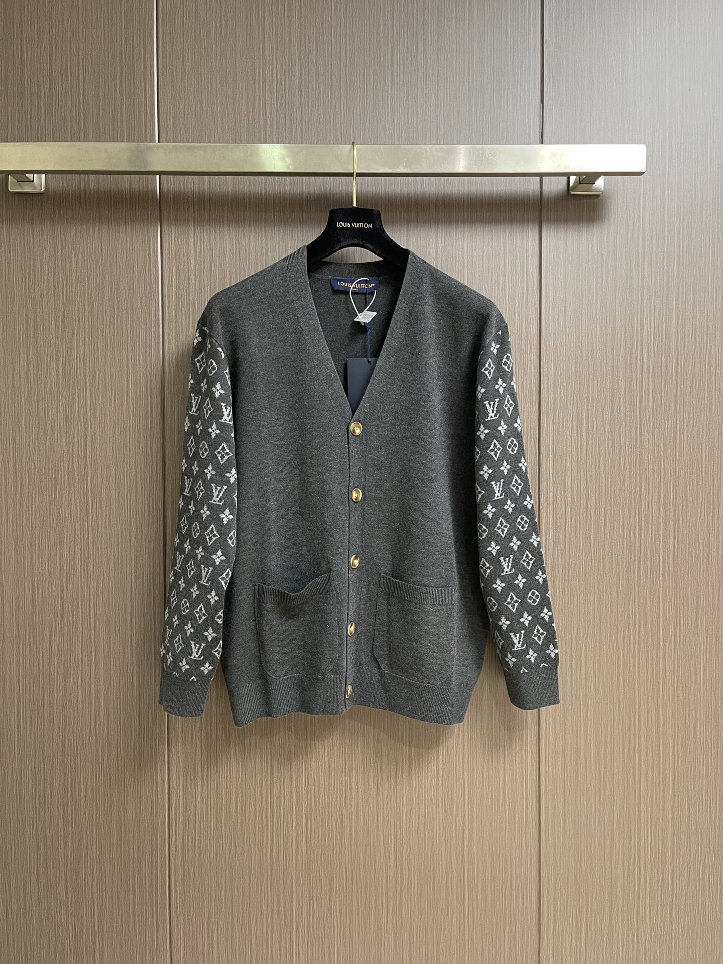 NO:946114,LV cashmere blended knitted cardigan sweater jacket, this LV  MONOGRAM cashmere blended knitted cardigan uses cashmere and combed cotton blended yarn. The yarn is soft, delicate and fluffy, warm and skin-friendly. It is woven using Siping dense knitting technology, which is anti-pilling, not easy to relax and deform, and has an outstanding drape texture.  The body is designed with contrasting color splicing. The main body is solid color, low-key and calm. The sleeves are made of presbyopic MONOGRAM all-over jacquard. The jacquard texture is tight and three-dimensional, and the yarns are firmly intertwined. It is not easy to snag and fall off when worn for a long time. The classic V-neck cardigan has a modified version.  The neck line and placket are matched with customized vintage log buttons, which have a warm texture and are durable in opening and closing. The hem and cuffs are made of the same fabric and thickened ribbing, which has stable rebound and is not easy to loosen. The front body has double-sided patch pockets to reinforce the edges, making it more practical. The ready-made garment has been smoothed and water-treated  Washing and styling treatment, the shrinkage rate is very low, the whole car is finely knitted and overlocked, the wiring is smooth and smooth, and it can be worn for both business and leisure. It has both light luxury recognition and warm and practical wearability in autumn and winter. The overall wiring is straight and delicate, the fabric is comfortable and soft, and the color is consistent without color difference.  Can be matched with the same style to create a fashionable look, to suit various occasions, customized accessories, complete with three standards!  Size S-XL Size S, length 67, shoulder width 48, chest 112, sleeve length 57, size M, length 69, shoulder width 50, chest 116, sleeve length 58, size L, length 71, shoulder width 52, chest 120, sleeve length 59, size XL, length 73, shoulder width 54, chest 124, sleeve length 60,,louis vuitton,jackets &  coats, sweaters,19860909LV 山羊绒混纺针织开衫毛衣外套,这款LV MONOGRAM山羊绒混纺针织开衫甄选山羊绒搭配精梳棉混纺纱线,纱线柔软细腻蓬松,保暖亲肤,采用四平密实针织工艺织造,抗起球、不易松弛变形,垂坠质感出众.衣身采用撞色拼接设计,主体纯色低调沉稳,双袖做老花MONOGRAM满幅提花织制,提花纹理紧致立体,纱线交织牢固,长期穿着不易勾丝脱线.经典V领开衫版型修饰脖颈线条,门襟搭配定制复古原木纽扣,质感温润开合耐久.下摆、袖口均做同面料加厚罗纹收口,回弹稳定不易松垮,前身双侧贴袋加固包边,实用性更强.成衣经过柔顺水洗与定型处理,缩水率极低,全车精细针织包缝,走线平整顺滑,商务休闲皆可穿搭,兼具轻奢辨识度与秋冬保暖实穿性.整体走线平直细腻,面料舒适柔软,颜色一致无色差 能与同款搭配营造时尚造型,驾驭各种场合,定制辅料,三标齐全！ 尺码S-XL S码衣长67 肩宽48 胸围112 袖长57 M码 衣长69 肩宽50 胸围116 袖长58 L码衣长71 肩宽52 胸围120 袖长59 XL码 衣长73 肩宽54 胸围124 袖长60,,louis vuitton,jackets & coats,sweaters,,Men's clothing