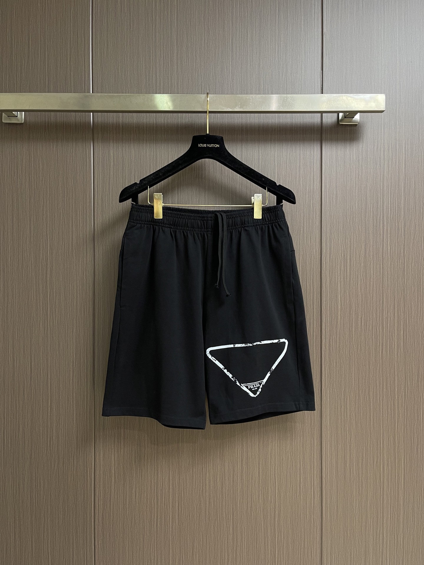 NO:946029,Prada printed logo casual shorts, refreshing and breathable. The iconic Prada Logo is embellished on the body of the pants, and the three-dimensional tailoring cleverly integrated on the side adds layering and dynamics. Thick plate printing, using a thick plate printing machine, converts the design pattern into a printable template. Sizes S-XXL,, prada, shorts,19860909Prada 印花标识休闲短裤,清爽透气.标志性Prada Logo点缀于裤身,侧边巧妙融入的立体剪裁,增添层次与动感.厚板印花,利用厚板印胶机,将设计图案转化为可印刷的模板.尺码S-XXL,,prada,shorts,,Men's clothing