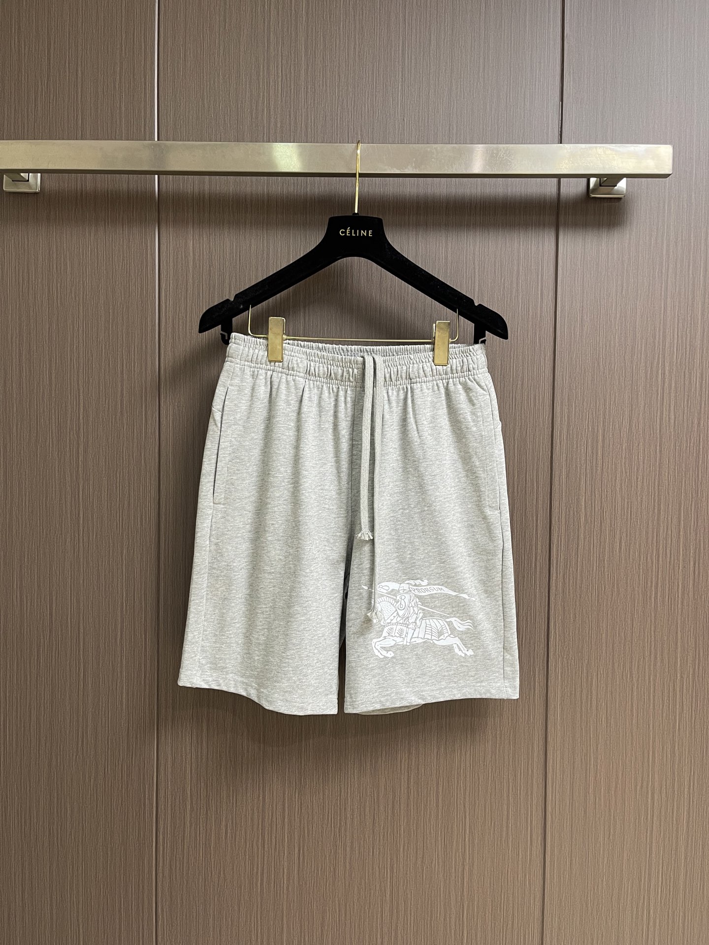 NO:946039,Burberry 2026ss knight war horse printed cotton terry shorts, same style for men and women. Very good fit, mid-length and loose fit. The cotton is comfortable and has a rough feel. It looks more youthful and fashionable. Sizes S-XXL,,burberry,shorts,19860909Burberry 2026ss骑士战马印花纯棉毛圈短裤,男女同款 版型很好,中长宽松版型,棉质舒服区别那种粗糙的手感 更显年轻时尚.尺码S-XXL,,burberry,shorts,,Men's clothing