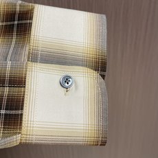Ami Paris 刺绣格纹衬衫,定制云感莱赛尔格纹帆布,暖棕与米白渐变交织成雾霭格纹,胸前小口袋缀以AMI标志性小爱心 Ami Paris 刺绣格纹衬衫,定制云感莱赛尔格纹帆布,暖棕与米白渐变交织成雾霭格纹,胸前小口袋缀以AMI标志性小爱心