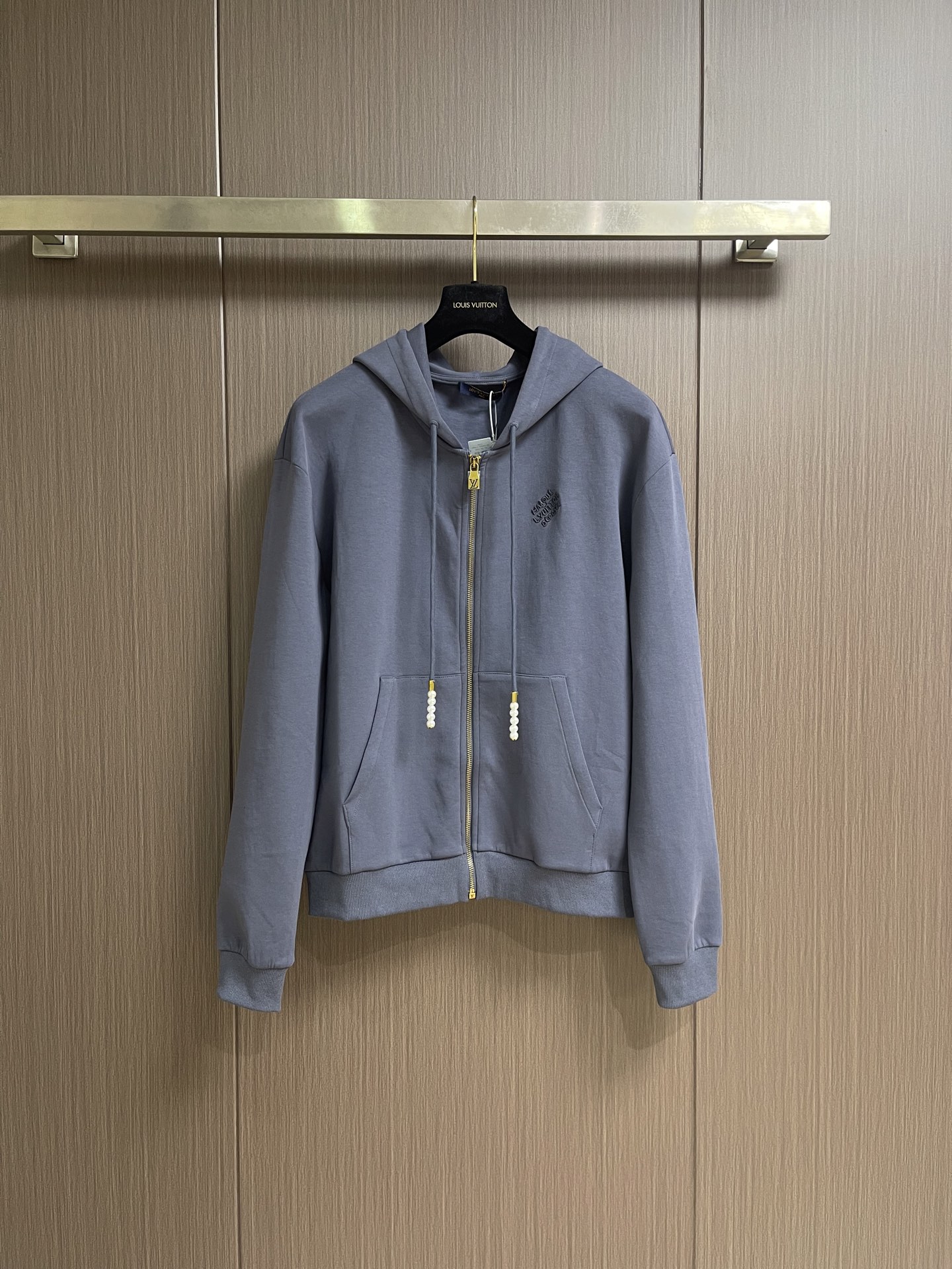 NO:956057,LV  Beaded embroidered zipper knitted hooded sweatshirt. This LV embroidered zippered knitted hoodie is made of heavyweight thickened knitted terry fabric, which has been washed and sanded to shape. It feels soft and thick, warm and breathable, resists pilling and is not prone to shrinkage and deformation. The upper body drapes loosely.  Degree. The overall loose-shouldered version allows for unrestricted movement and a lazy and casual atmosphere. The brand logo on the chest is made of high-density three-dimensional embroidery technology. The threads are tight and even, and the pattern is neat and three-dimensional. It is not easy to get off-line and crack after repeated washing. The placket is equipped with a customized metal full-length zipper.  The chain pulls smoothly and firmly, and is not easy to get stuck or rust. The drawstring is matched with exclusive beaded accessories, and the details are exquisite. The front kangaroo pocket is reinforced and sewn with edges, which has strong load-bearing capacity and is not easy to pull and deform. The hem and cuffs are closed with widened and high-elastic ribs, which will not become loose after long-term wear.  Turn over, the entire garment is fully hemmed and turned, and the lining is smooth and smooth, taking into account the practicality of keeping warm in autumn and winter and the recognition of low-key luxury. It can be versatile for daily commuting and leisure outings. The overall routing is straight and delicate, the fabric is comfortable and soft, and the color is consistent without color difference.  Can be matched with the same style to create a fashionable look, to suit various occasions, customized accessories, complete with three standards!  Size S-XL Size S, length 65.5, bust 114, shoulder width 54, sleeve length 61, size M, length 67, bust 118, shoulder width 55.2, sleeve length 62.5, size L, length 68.5, bust 122, shoulder width 56.4, sleeve length 64, size XL, length 70, bust 126, shoulder width 57.6, sleeve length 65.5,,louis  vuitton,hoodie,sweatshirts,hats,19860909LV 串珠刺绣拉链针织连帽卫衣,这款LV刺绣拉链针织连帽衫采用重磅加厚针织毛圈面料,经过水洗磨毛定型处理,触感软糯厚实,保暖透气,抗起球不易缩水变形,上身垂坠松弛有度.整体宽松落肩版型,活动无束缚,自带慵懒休闲氛围.胸口品牌标识采用高密度立体刺绣工艺,走线紧实均匀,图案工整立体,反复洗涤不易脱线开裂.门襟搭配定制金属全长拉链,拉动顺滑稳固,不易卡顿生锈.抽绳搭配专属串珠配饰,细节精致考究,前置袋鼠兜加固包边缝制,承重力强不易拉扯变形.下摆与袖口采用加宽高弹罗纹收口,久穿不易松垮外翻,整件成衣采用全包边工整车工,内里平整顺滑,兼顾秋冬保暖实用性与低调轻奢辨识度,日常通勤、休闲出游均可百搭上身.整体走线平直细腻,面料舒适柔软,颜色一致无色差 能与同款搭配营造时尚造型,驾驭各种场合,定制辅料,三标齐全！尺码S-XL S码 衣长65.5胸围114 肩宽54 袖长61 M码衣长67胸围118 肩宽55.2 袖长62.5 L码衣长68.5 胸围122 肩宽56.4 袖长64 XL码 衣长70 胸围126 肩宽57.6 袖长65.5,,louis vuitton,hoodie,sweatshirts,hats,,Men's clothing