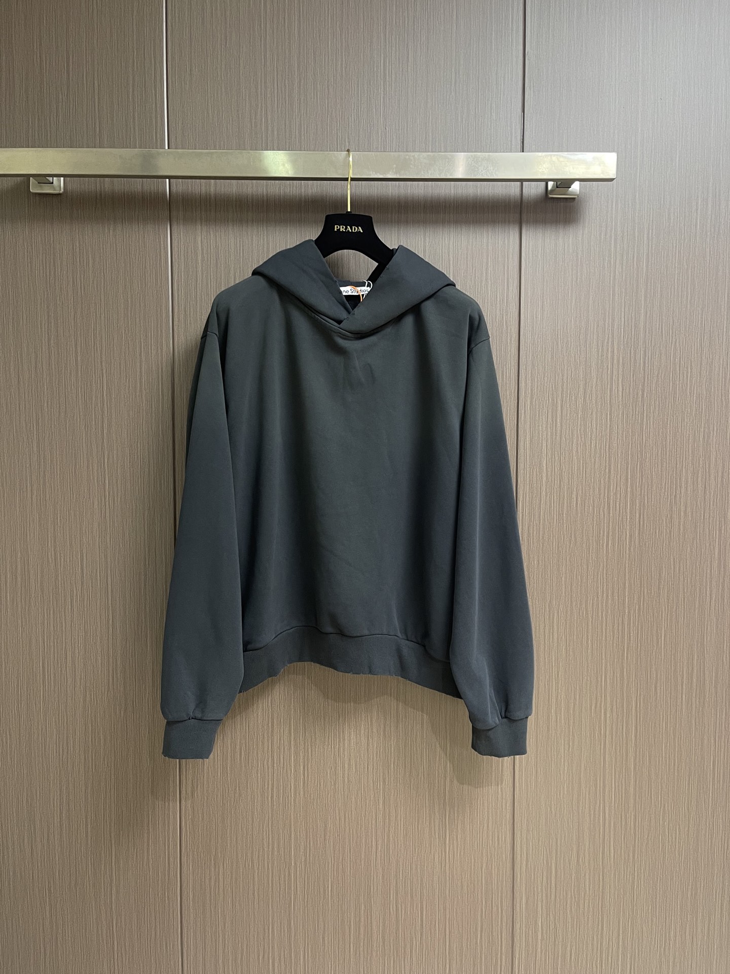 NO:956065,Acne Studios spray-painted distressed logo hooded sweatshirt. Customized air-oxygen soft cotton blend. Soft and delicate, comfortable and skin-friendly. Moonlight white tone is refreshing and elegant. It has a relaxed and noble aura. The loose shoulder silhouette stretches casually. The raw edge hem outlines retro casual lines. The old floral logo on the back of the garment is embellished with studios STOHOLM 1996. The classic logo is engraved with brand genes in a low-key manner.  Exquisitely blending street luxury texture and Scandinavian minimalist aesthetics in a relaxed posture, highlighting the high-end aesthetic core of Nordic luxury. Adopt glue printing technology. The chest printing has been modified three times by the film screen. Use glue liquid paint to print the pattern on the fabric. Bake the fabric to fix the printed pattern. Gradient distressed spray process. By spraying dyes of different colors on the fabric surface, the clothes can show rich color changes under different lights and increase the visual layering. Sizes S-XL S  Length 65 Bust 114 Shoulder width 51.5 Sleeve length 63 Medium Length 67 Bust 118 Shoulder width 53 Sleeve length 64 L length 69 Bust 122 Shoulder width 54.5 Sleeve length 65 XL Length 71 Bust 126 Shoulder width 56 Sleeve length 66,,acne studios,dior,hoodie,sweatshirts,hats,19860909Acne Studios 喷绘做旧徽标戴帽卫衣 定制空氧柔棉混纺 软糯细腻 舒适亲肤 月光凝白色调清润雅致 自带松弛矜贵气场 宽松落肩廓形随性舒展 毛边下摆勾勒复古随性线条 衣背做旧花体徽标 Studios STOHOLM 1996静默点缀 经典标识低调镌刻品牌基因 精妙融合街头轻奢质感与斯堪的纳维亚极简美学 于松弛姿态里 彰显北欧奢潮的高阶审美内核 采用胶浆印花工艺 胸前印花经过三次菲林网板修改 使用胶浆液体涂料在织物上打印图案 烘烤织物以固定印刷图案 渐变做旧喷马骝工艺 通过在织物表面喷洒不同颜色的染料 实现衣物在不同光线下呈现出丰富的色彩变化 增加视觉层次感.尺码S-XL S码 衣长65 胸围114肩宽51.5 袖长63 M码衣长67 胸围118肩宽53 袖长64 L码衣长69 胸围122肩宽54.5 袖长65 XL码 衣长71胸围126肩宽56 袖长66,,acne studios,dior,hoodie,sweatshirts,hats,,Men's clothing