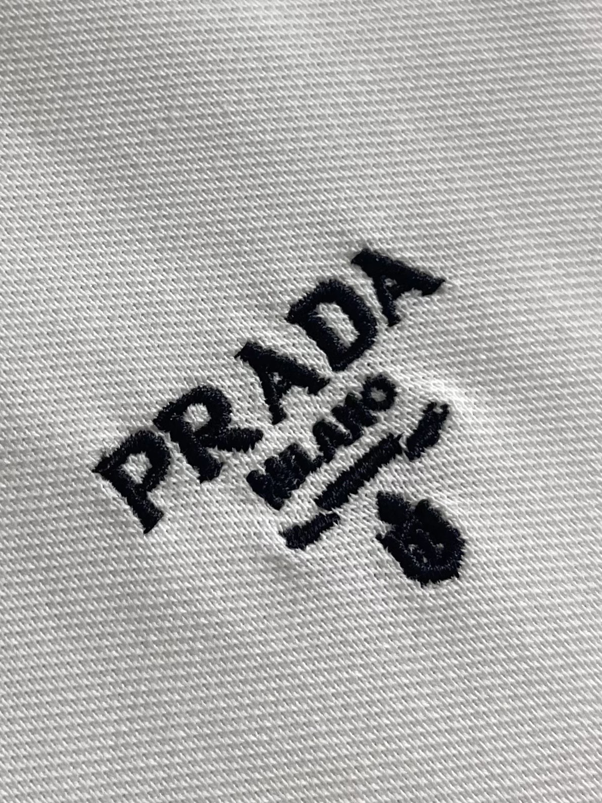 Prada 2026SS夏季新款撞色领POLO衫，300克重纯棉平纹面料，复古撞色螺纹针织，精美品牌标识刺绣，合身版型。