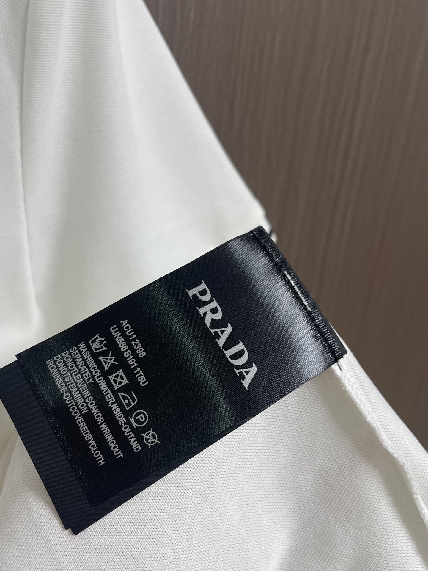 Prada 2026SS夏季新款撞色领POLO衫，300克重纯棉平纹面料，复古撞色螺纹针织，精美品牌标识刺绣，合身版型。