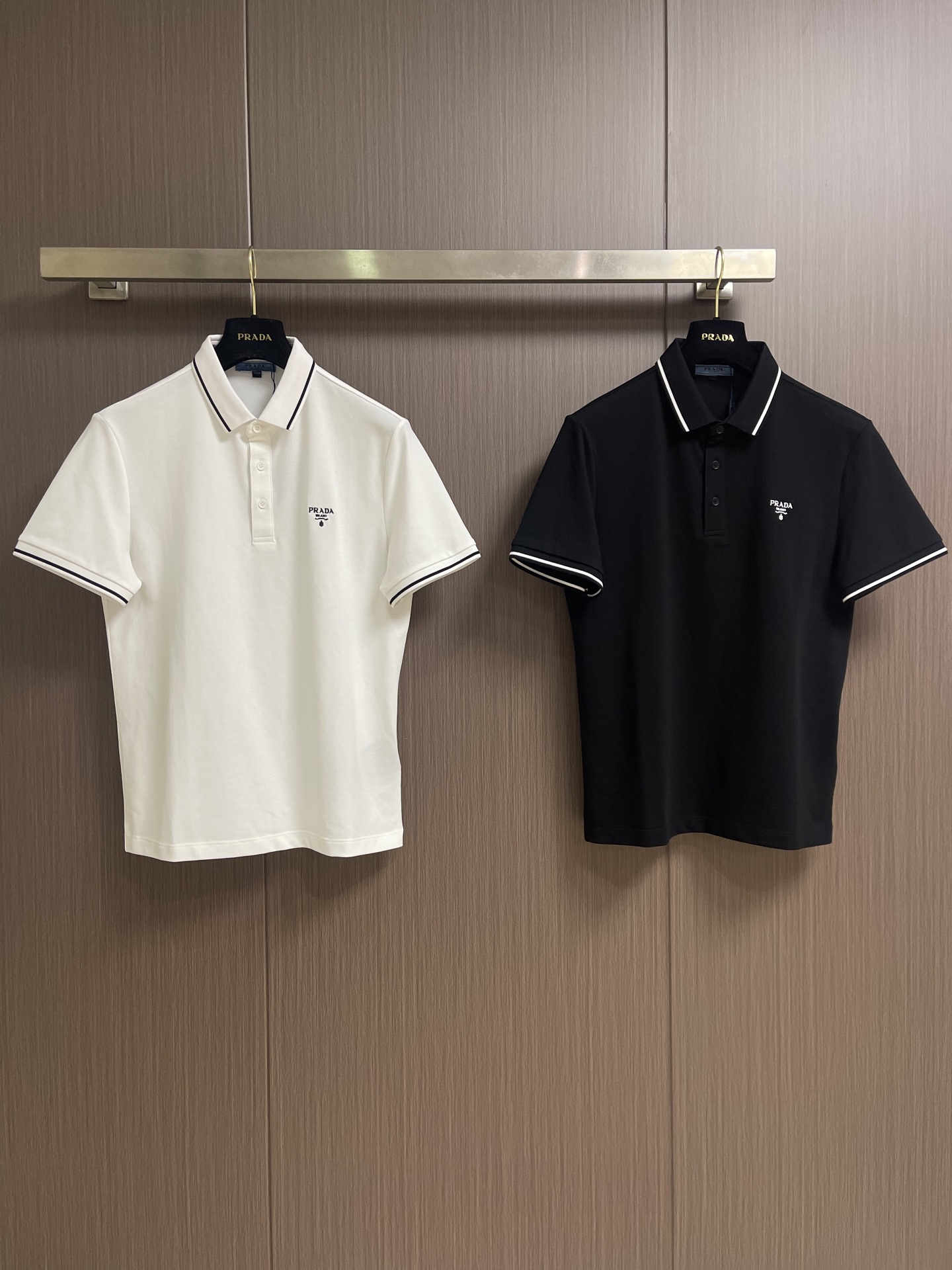 Prada 2026SS夏季新款撞色领POLO衫，300克重纯棉平纹面料，复古撞色螺纹针织，精美品牌标识刺绣，合身版型。