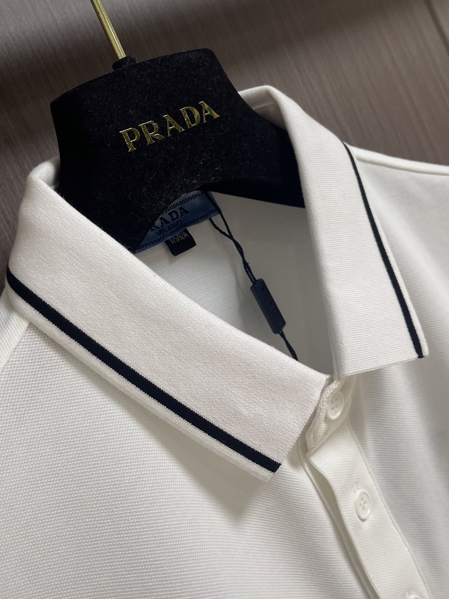 Prada 2026SS夏季新款撞色领POLO衫，300克重纯棉平纹面料，复古撞色螺纹针织，精美品牌标识刺绣，合身版型。