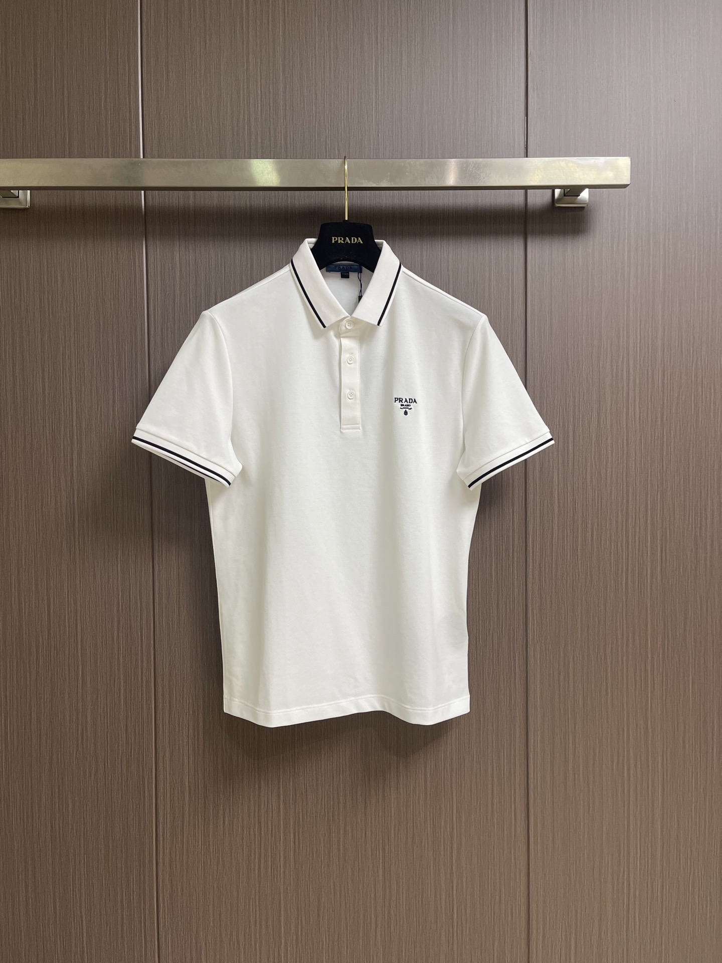 Prada 2026SS夏季新款撞色领POLO衫，300克重纯棉平纹面料，复古撞色螺纹针织，精美品牌标识刺绣，合身版型。