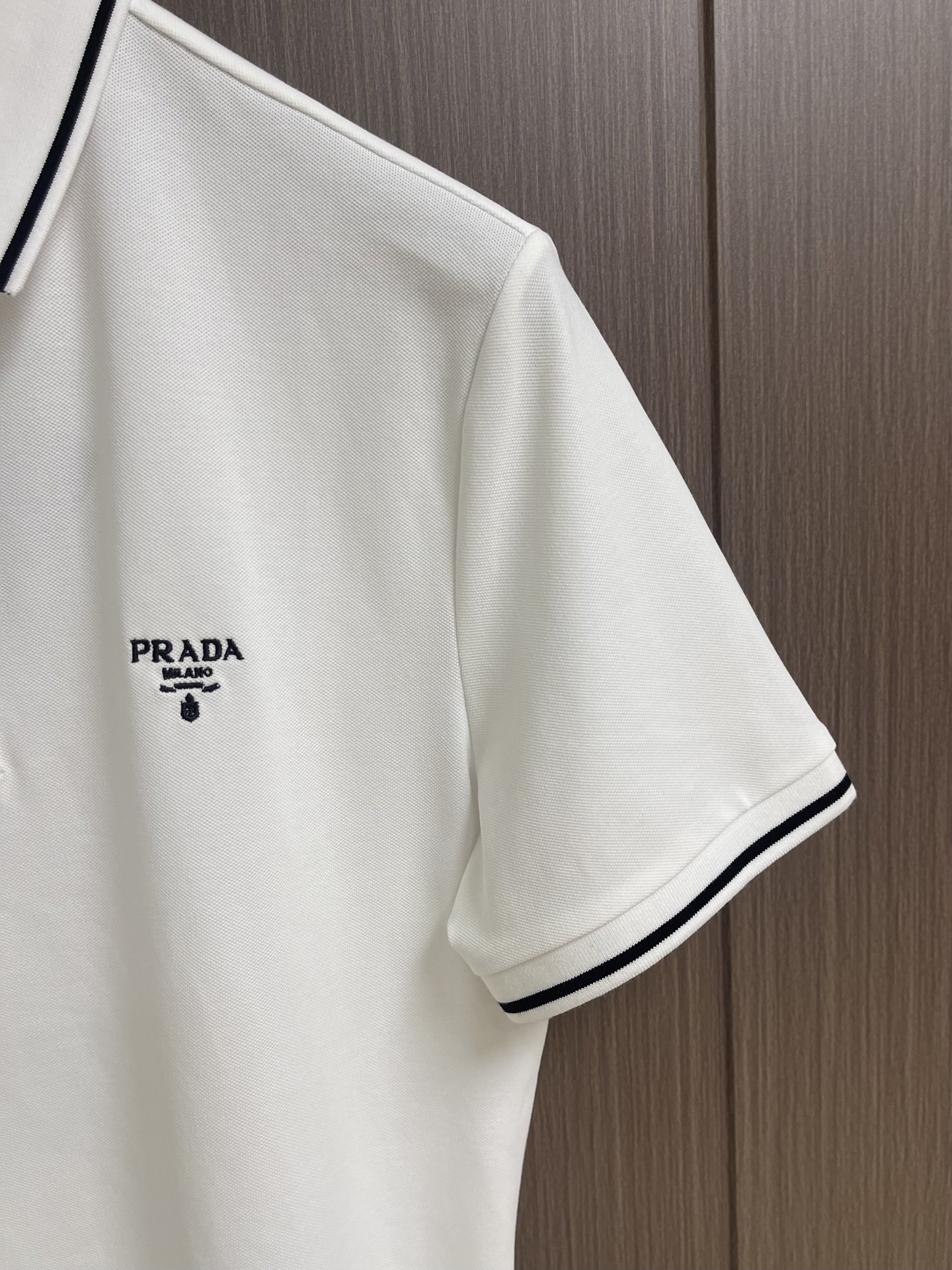 Prada 2026SS夏季新款撞色领POLO衫，300克重纯棉平纹面料，复古撞色螺纹针织，精美品牌标识刺绣，合身版型。