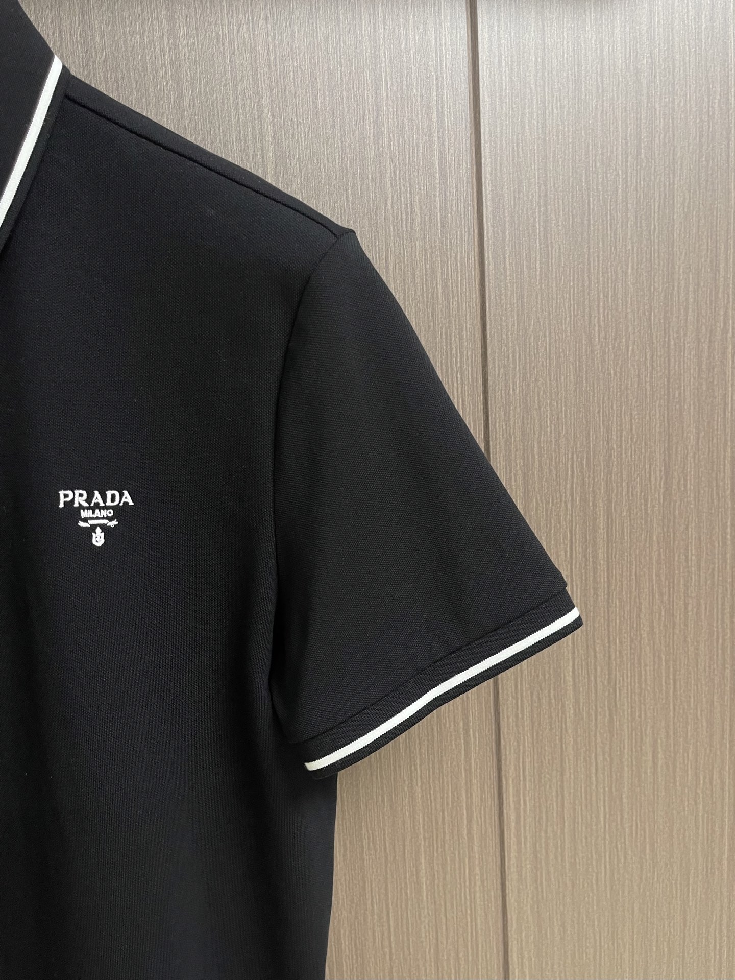 Prada 2026SS夏季新款撞色领POLO衫，300克重纯棉平纹面料，复古撞色螺纹针织，精美品牌标识刺绣，合身版型。
