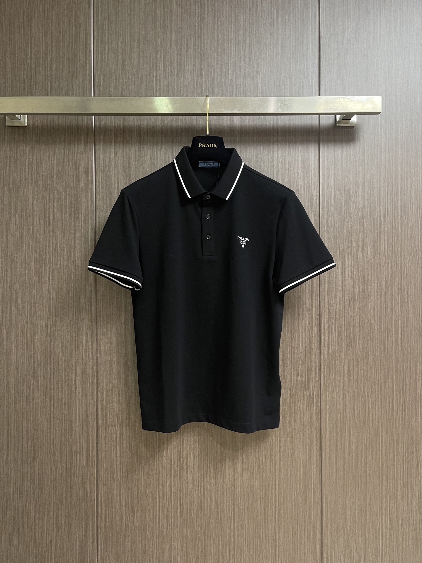 Prada 2026SS夏季新款撞色领POLO衫，300克重纯棉平纹面料，复古撞色螺纹针织，精美品牌标识刺绣，合身版型。