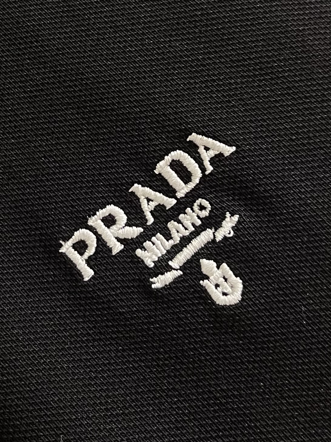 Prada 2026SS夏季新款撞色领POLO衫，300克重纯棉平纹面料，复古撞色螺纹针织，精美品牌标识刺绣，合身版型。