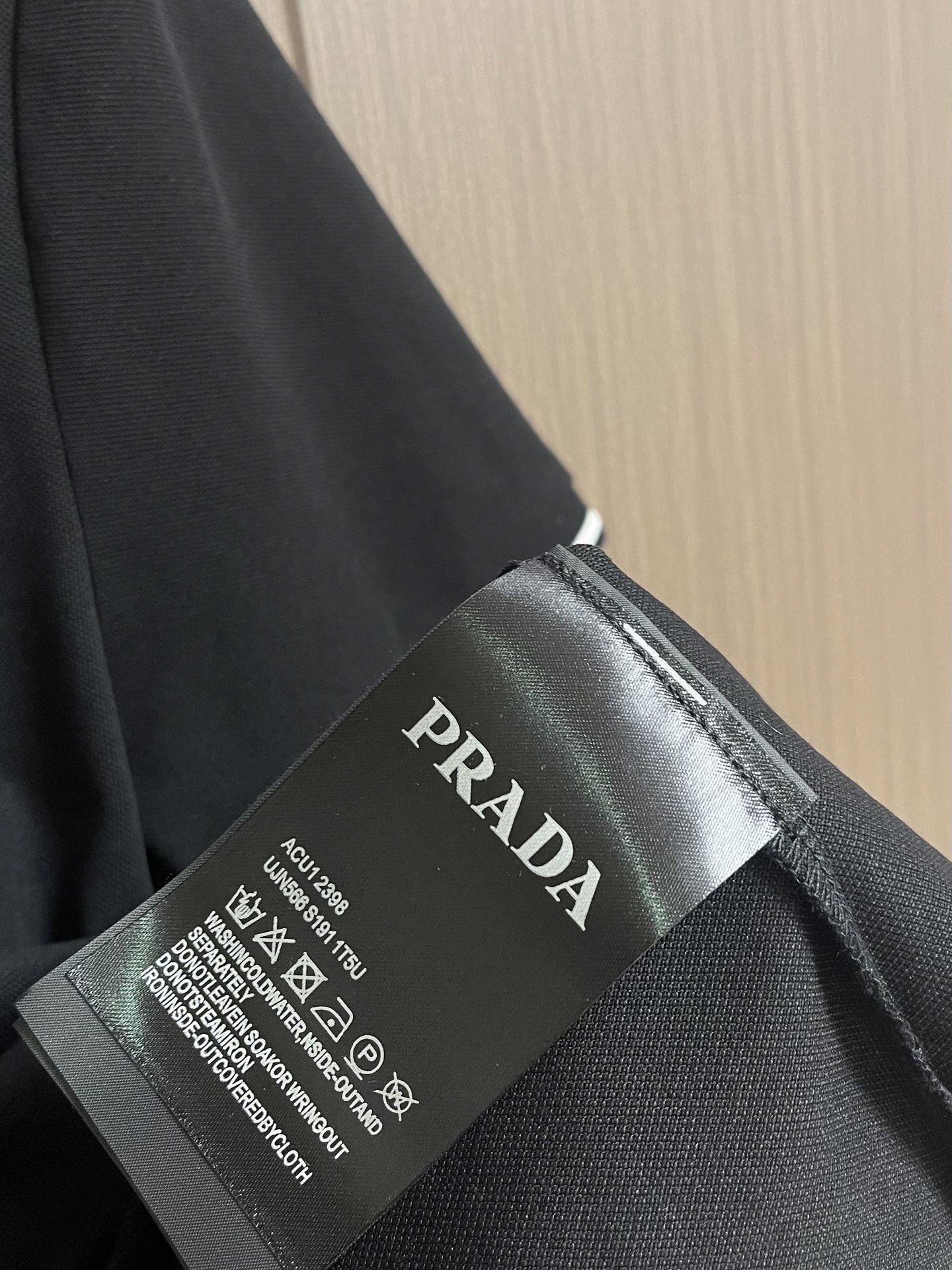 Prada 2026SS夏季新款撞色领POLO衫，300克重纯棉平纹面料，复古撞色螺纹针织，精美品牌标识刺绣，合身版型。