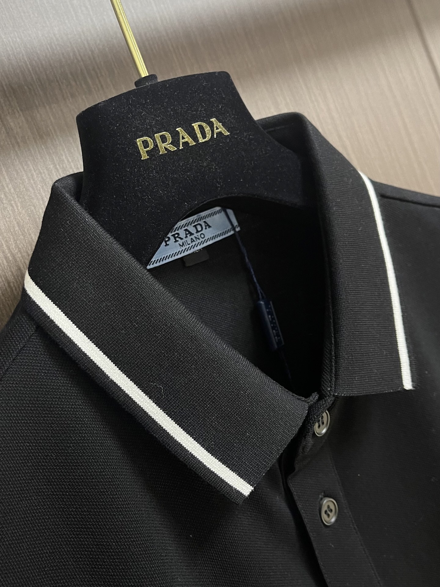 Prada 2026SS夏季新款撞色领POLO衫，300克重纯棉平纹面料，复古撞色螺纹针织，精美品牌标识刺绣，合身版型。