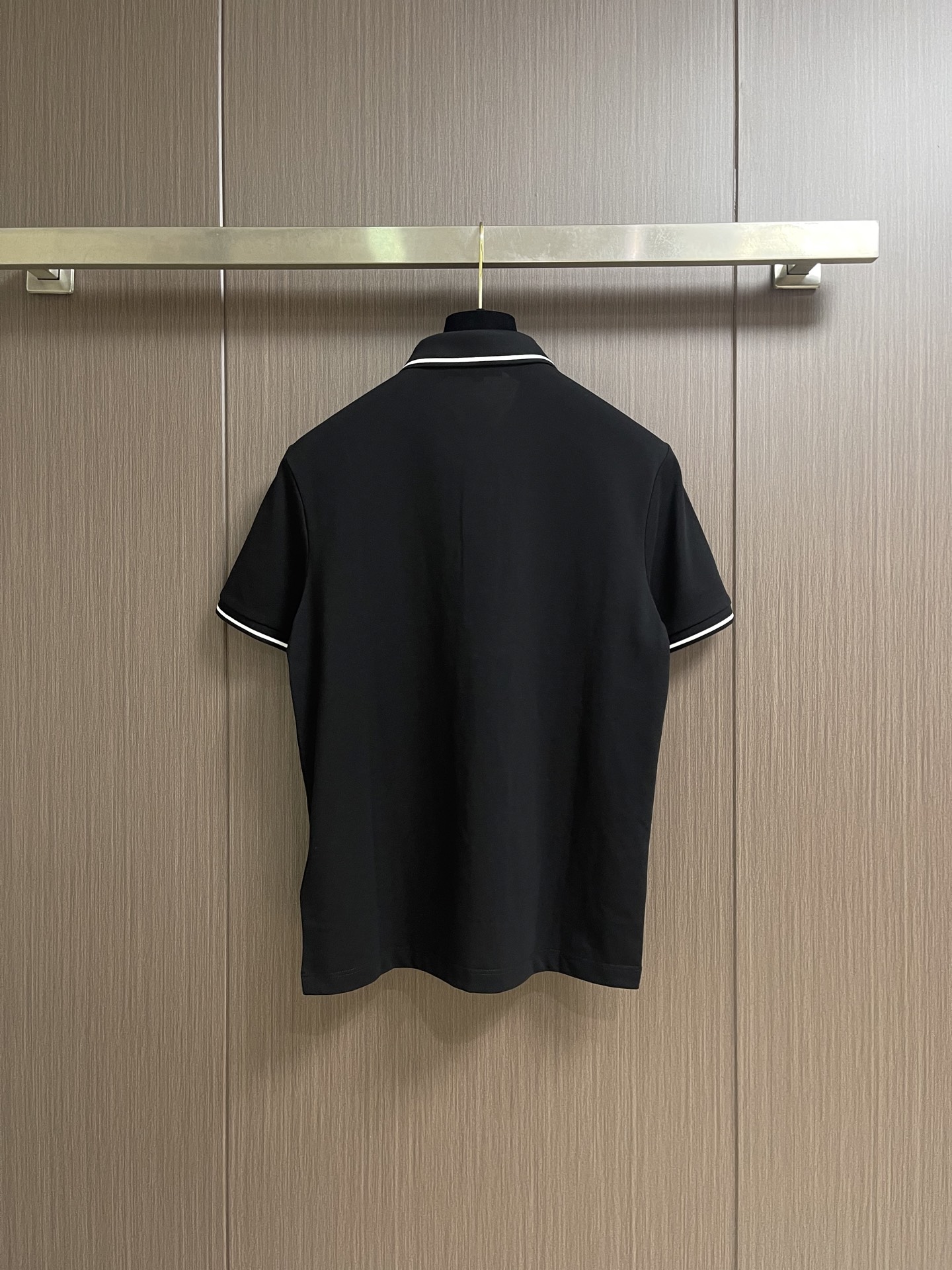 Prada 2026SS夏季新款撞色领POLO衫，300克重纯棉平纹面料，复古撞色螺纹针织，精美品牌标识刺绣，合身版型。