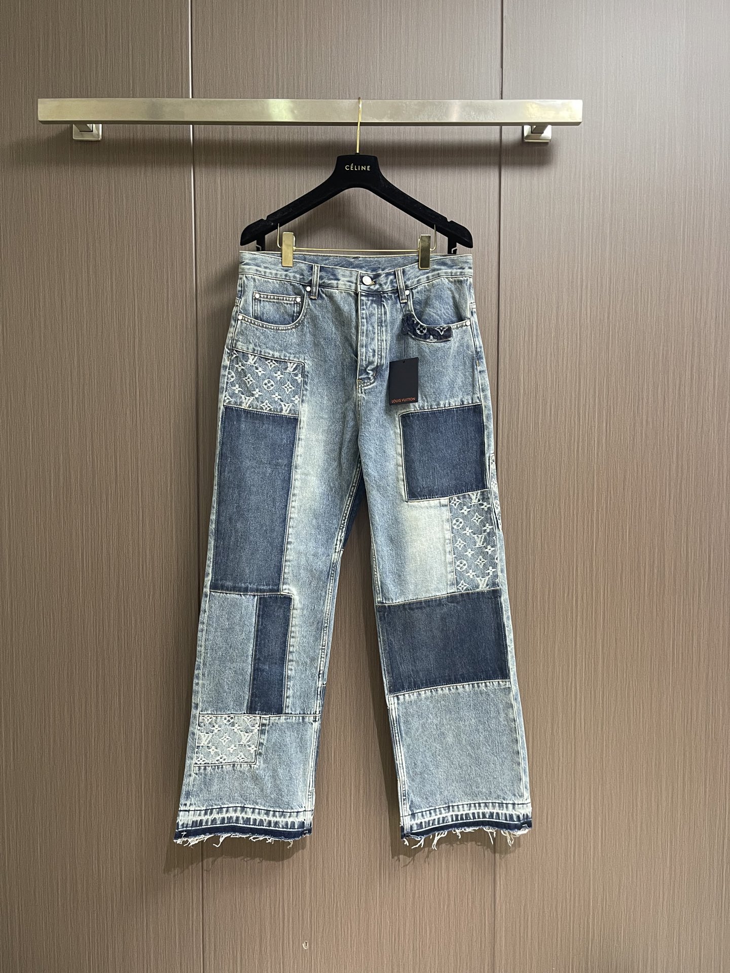 NO:956075,LV  Patch skateboard denim trousers, the warp and weft of pure cotton twill weave are intertwined with right twill, and the cloth surface shows a clear diagonal texture. The pure cotton material ensures breathability, moisture absorption and wearing comfort, and has natural color fading characteristics; with wear and washing, the indigo dye will gradually peel off, forming a unique trace of cattle raising. The denim fabric woven through a jacquard loom can directly form complex patterns on the cloth surface  The pattern texture of the warp and weft yarns is pre-programmed, and the yarns are interwoven in different areas according to the settings, so that the pattern is embedded in the fabric structure and remains clear after washing. Because the texture itself is uneven, the fabric has a natural three-dimensional texture and two-color layers. Washed vintage usually involves a combination of enzyme washing, stone washing, bleaching washing and other processes. Enzyme washing uses cellulase to decompose cotton  The hairiness on the fiber surface simultaneously softens the hand feel, giving the denim a soft touch and slight fluffy feel. Stone washing uses pumice and jeans to tumble in an industrial washing machine, causing the pumice to hit the surface of the fabric, stripping away the surface dye without abrading the core of the yarn, resulting in irregular color fall and slight yarn fluffing. Radial fine pleats are created through laser engraving or hand polishing.  Wrinkle fading imitates the natural lines formed by physical activity during long-term wear. This is the iconic detail of high-end washed jeans, which gives the new pants a sense of vicissitudes. The washing process causes the Monogram pattern and the main fabric to have a consistent degree of fading, ensuring that the splicing part is coordinated with the aging effect of the overall fabric. The overall wiring is straight and delicate, the fabric is comfortable and soft, and the color is consistent without color difference.  Can be matched with the same style to create a fashionable look, to suit various occasions, customized accessories, complete with three standards!  Size 28-36 Size 28 Pants length 107 Hips 102 Waist 76 Feet 49 Size 30 Pants length 108.5 Hips 106 Waist 80 Feet 50.5 Size 32 Pants length 110 Hips 110 Waist 84 Feet 52 Size 34 Pants length 111.5 Hips 114 Waist 88  Foot opening 53.5, size 36, pants length 113, hip circumference 118, waist circumference 92, leg opening 55,,louis vuitton,jeans,19860909LV 补丁滑板牛仔长裤,纯棉斜纹组织经纱与纬纱以右斜纹交织,布面呈现清晰的对角线纹理.纯棉材质保证了透气吸湿和穿着舒适度,同时具有天然的色落特性；随着穿着和水洗,靛蓝染料会逐渐剥落,形成独特的养牛痕迹.通过提花织机织造的牛仔面料,能在布面直接形成复杂的图案纹理.经纱与纬纱的提综程序被预先编程,纱线在不同区域按设定交织,使图案嵌入面料结构,水洗后依然清晰不脱落.因织纹本身凹凸有致,面料具有天然的立体肌理和双色层次.水洗复古通常涉及酵素洗、石洗、漂白洗等多种工序的组合.酵素洗使用纤维素酶分解棉纤维表面的毛羽,同时软化手感,使丹宁布呈现出柔软的触感和轻微的绒毛感.石洗使用浮石与牛仔裤在工业水洗机中翻滚,使浮石撞击面料表面,在不磨损纱线核心的情况下剥离表层染料,形成不规则的色落和轻微的纱线起毛.通过激光雕刻或手工打磨制造出放射状的细密褶皱色落,模仿长期穿着时因身体活动形成的自然纹路.这是高端水洗牛仔裤的标志性细节,使新裤呈现出的沧桑感.水洗工序使Monogram图案与主布产生一致的色落程度,确保拼接部分与整体面料的旧化效果协调统一.整体走线平直细腻,面料舒适柔软,颜色一致无色差 能与同款搭配营造时尚造型,驾驭各种场合,定制辅料,三标齐全！尺码28-36 28码 裤长107 臀围102 腰围76 脚口49 30码 裤长108.5 臀围106 腰围80 脚口50.5 32码 裤长110 臀围110腰围84 脚口52 34码 裤长111.5 臀围114 腰围88 脚口53.5 36码 裤长113臀围118 腰围92 脚口55,,louis vuitton,jeans,,Men's clothing
