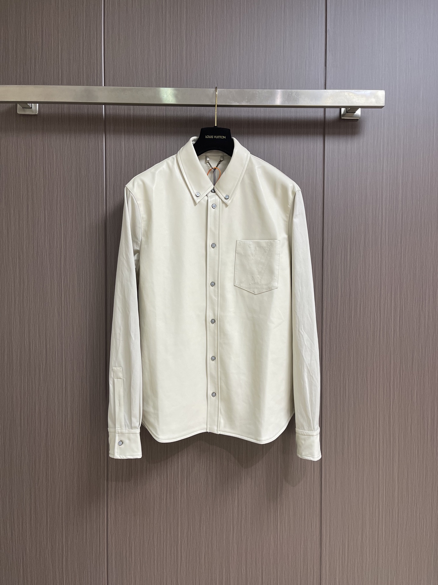 NO:956107,Single-breasted leather jacket with LV logo embroidery, custom-made moonlight softened mixed leather. Stiff and draped. Comfortable and skin-friendly. Off-white pure satin with soft light. It has its own noble background. The chest patch pocket is decorated with LV embroidered logo. It is a restrained finishing touch. The leather patch on the back is embossed with the logo. Hidden brand heritage. Leather front and back shoulders. The collar and cuffs are ingeniously constructed. Clean tailoring creates a luxurious silhouette. Texture stitching reveals craftsmanship.  Simplicity shows restrained and majestic luxury. It uses imported machine embroidery technology. It uses advanced computer control systems and precision mechanical components to realize iconic LV embroidery operations. High precision. Smooth and delicate lines. Ergonomic three-dimensional cutting. Return to traditional craftsmanship through segmentation, folding, shrinking, and stretching techniques. The so-called slow work produces fine work, which is the respect for materials and the pursuit of feel. The workmanship is complex, tedious, and slow in time.  High loss. The overall wiring is straight and delicate, the fabric is comfortable and soft, and the color is consistent without color difference. It can be matched with the same style to create a fashionable look and control various occasions. Customized accessories, complete with three standards!  Size 44-50 S-XL 44-46-48-50 Size 44 Length 74.5 Shoulder Width 48.5 Chest 57.5 Sleeve Length 67 Size 46 Length 75.5 Shoulder Width 49.5 Chest 59.5 Sleeve Length 67.5 Size 48 Length 76.5 Shoulder Width 50.5 Chest 61.5 Sleeve Length 68  Size 50, length 77.5, shoulder width 51.5, bust 63.5, sleeve length 68.5,,louis vuitton,jackets & coats,jackets & coats,leather jacket,19860909LV 标识刺绣单排扣皮衣夹克外套,定制月光柔化混合革 挺括垂坠 舒适亲肤 米白凝萃素缎柔光 自成一派矜贵底色 胸前贴袋缀以LV刺绣徽标 内敛点睛 背部皮革贴饰压印标识 暗藏品牌底蕴 皮革前幅 后肩 领部与袖口匠心构筑 利落剪裁塑就奢雅廓形 肌理拼接尽藏匠艺 简约之中尽显内敛磅礴的顶奢气场采用进口机刺绣工艺 使用先进的计算机控制系统和精密的机械部件 实现标志性LV刺绣作业 精度高 线条流畅而细腻人体学立体裁剪 回归传统工艺手法 通过分割 折叠 抽缩 拉展技术手法 所谓慢工出细活 是对材料的尊重 对手感的追求 做工复杂 繁琐 时效慢 损耗高.整体走线平直细腻,面料舒适柔软,颜色一致无色差 能与同款搭配营造时尚造型,驾驭各种场合,定制辅料,三标齐全！ 尺码44-50 S-XL 44-46-48-50 44码 衣长74.5 肩宽48.5 胸围57.5 袖长67 46码 衣长75.5 肩宽49.5 胸围59.5 袖长67.5 48码 衣长76.5 肩宽50.5 胸围61.5 袖长68 50码 衣长77.5 肩宽51.5 胸围63.5 袖长68.5,,louis vuitton,jackets & coats,jackets & coats,leather jacket,,Men's clothing
