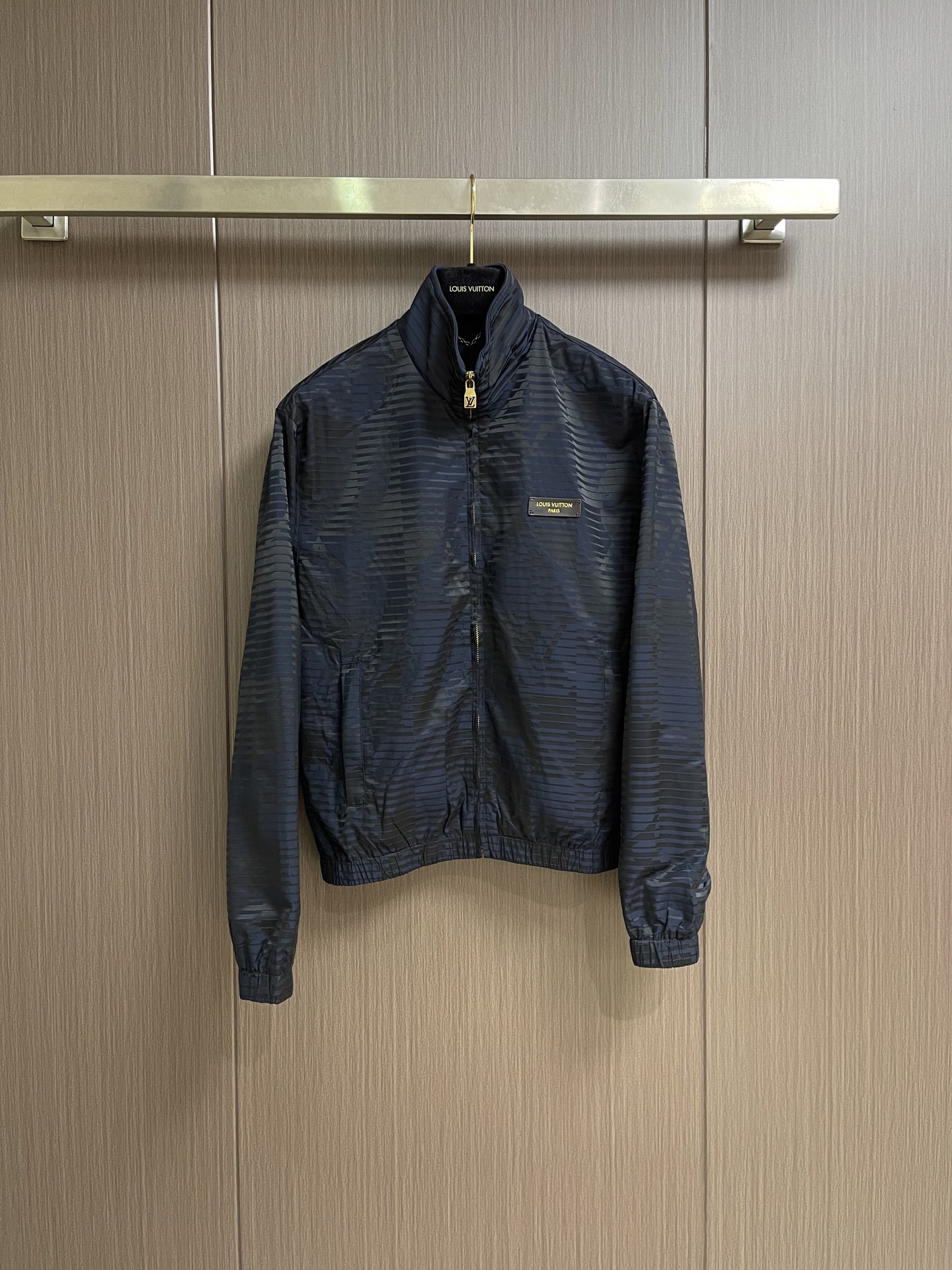 NO:950795,LV 2026ss dark pattern jacquard splicing stand-up collar zipper jacket, customized high-density functional nylon fabric, dark horizontal stripe jacquard craftsmanship throughout the garment. Texture levels are highlighted under light and shadow, dark and light navy blue, low-key and high-end, metal zippers are independently molded, LV lock details are in place. The chest leather nameplate and side seam small gold label accessories are fully customized and restored. Stand-up collar tailoring. Sizes S-XL S code length 65 bust 112 shoulder width 49 sleeve length 65 M code  Dress length 66.5, bust 116, shoulder width 50, sleeve length 66, L length, 68 bust, 120 shoulder width, 51 sleeve length, 67 XL length, 69.5 bust, 124 shoulder width, 52 sleeve length, 68,19860909LV 2026ss暗纹提花拼接立领拉链夹克外套,定制高密机能尼龙面料,整衣暗横条提花工艺 光影下纹理层次凸显,深浅藏蓝低调高级,金属拉链独立开模,LV锁头细节到位 胸口皮质铭牌、侧缝小金标辅料全套定制还原 立领剪裁.尺码S-XL S码衣长65胸围112 肩宽49 袖长65 M码 衣长66.5 胸围116 肩宽50 袖长66 L码衣长68 胸围120 肩宽51袖长67 XL码 衣长69.5 胸围124 肩宽52 袖长68,,louis vuitton,jackets & coats,jackets & coats,,Men's clothing