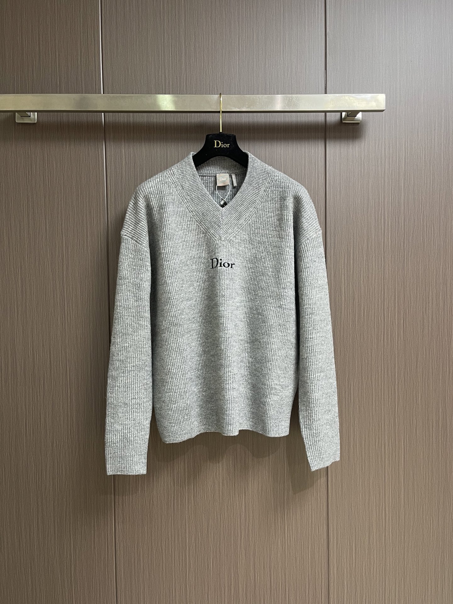 NO:956113,LV  Letter embroidered V-neck knitted sweater. The fabric is made of original uniform wool and cashmere blended elastic yarn. It is precision woven on dual-system looms imported from Japan. The wool is treated with enzyme washing process. It has a soft, waxy and plump touch. It has the warmth of wool and the delicate skin-friendly feel of cashmere. It has moderate elasticity and is not easy to deform and pill after long-term wear. The letter embroidery on the body is made of  Using imported embroidery technology, the stitches are dense and full, the lines are smooth and clear, and the brand recognition is clear. The loose version is neatly cut, suitable for wearing in many scenes, and the full set of customized trademarks restores the original details. Customized weaving and dyeing, there is no color difference from the original version. The ingenious craftsmanship is perfectly restored, three standards are complete, and customized accessories. Sizes S-XL  Size S, length 64, bust 106, shoulder width 44, sleeve length 62, size M, length 66, bust 110, shoulder width 45, sleeve length 63, size L, length 68, bust 114, shoulder width 46, sleeve length 64, size XL, length 70, bust 118, shoulder width 47, sleeve length 65,19860909LV 字母刺绣V领针织毛衣,面料采用原版一致羊毛羊绒混纺弹性纱线,经日本进口双系统织机精密织造,毛料酵洗工艺处理,触感软糯丰盈,兼具羊毛的温暖与羊绒的细腻亲肤,弹力适中,久穿不易变形起球.衣身字母刺绣采用进口刺绣工艺,针脚密实饱满,线条流畅清晰,品牌辨识度鲜明.宽松版型剪裁利落,适配多场景穿搭,全套定制商标还原原版细节.定织定染,与原版无任何色差.匠心工艺完美还原,三标齐全,定制辅料.尺码S-XL S码衣长64 胸围106 肩宽44 袖长62 M码 衣长66 胸围110肩宽45 袖长63 L码衣长68 胸围114肩宽46 袖长64 XL码 衣长70 胸围118肩宽47 袖长65,,louis vuitton,sweaters,,Men's clothing