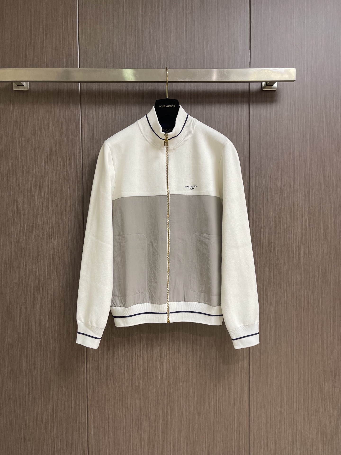 NO:950802,LV ribbed collar, zipper fastening long-sleeved jacket, this tennis style combines soft technical blend cotton knit and flexible inserts, with logo embroidery and VVN leather-style patches on the chest and back respectively. The ribbed collar, cuffs and waist are embossed with sophisticated stripes, which can be combined with the same style to create a refreshing summer look. Sizes S-XL S Length 66 Chest 108 Shoulder Width 44 Sleeve Length 65 Medium Length 68  Bust 112 Shoulder width 45 Sleeve length 66 L length 70 Bust 116 Shoulder width 46 Sleeve length 67 XL length 72 Bust 120 Shoulder width 47 Sleeve length 6819860909LV 罗纹衣领拉链开合长袖夹克外套,本款网球风格结合柔软科技混纺棉质针织和柔韧嵌饰,为胸前和后部分别点缀标识刺绣和 VVN 皮革风格贴饰.罗纹衣领、袖口和腰部压印考究条纹,可与同款共筑清爽夏日造型.尺码S-XL S码衣长66 胸围108 肩宽44 袖长65 M码 衣长68 胸围112肩宽45 袖长66 L码衣长70 胸围116肩宽46 袖长67 XL码 衣长72 胸围120 肩宽47袖长68,,louis vuitton,jackets & coats,jackets & coats,,Men's clothing