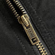 Ralph Lauren 拉夫劳伦棉质府绸马标刺绣夹克外套,棉质府绸夹克以利落立领和金属拉链构成简洁轮廓,胸前马标与后背 Ralph Lauren 拉夫劳伦棉质府绸马标刺绣夹克外套,棉质府绸夹克以利落立领和金属拉链构成简洁轮廓,胸前马标与后背