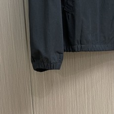 Ralph Lauren 拉夫劳伦棉质府绸马标刺绣夹克外套,棉质府绸夹克以利落立领和金属拉链构成简洁轮廓,胸前马标与后背 Ralph Lauren 拉夫劳伦棉质府绸马标刺绣夹克外套,棉质府绸夹克以利落立领和金属拉链构成简洁轮廓,胸前马标与后背