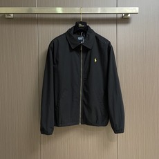Ralph Lauren 拉夫劳伦棉质府绸马标刺绣夹克外套,棉质府绸夹克以利落立领和金属拉链构成简洁轮廓,胸前马标与后背 Ralph Lauren 拉夫劳伦棉质府绸马标刺绣夹克外套,棉质府绸夹克以利落立领和金属拉链构成简洁轮廓,胸前马标与后背