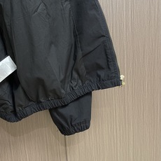 Ralph Lauren 拉夫劳伦棉质府绸马标刺绣夹克外套,棉质府绸夹克以利落立领和金属拉链构成简洁轮廓,胸前马标与后背 Ralph Lauren 拉夫劳伦棉质府绸马标刺绣夹克外套,棉质府绸夹克以利落立领和金属拉链构成简洁轮廓,胸前马标与后背