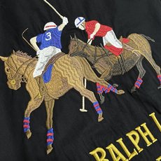 Ralph Lauren 拉夫劳伦棉质府绸马标刺绣夹克外套,棉质府绸夹克以利落立领和金属拉链构成简洁轮廓,胸前马标与后背 Ralph Lauren 拉夫劳伦棉质府绸马标刺绣夹克外套,棉质府绸夹克以利落立领和金属拉链构成简洁轮廓,胸前马标与后背