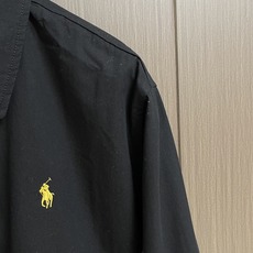 Ralph Lauren 拉夫劳伦棉质府绸马标刺绣夹克外套,棉质府绸夹克以利落立领和金属拉链构成简洁轮廓,胸前马标与后背 Ralph Lauren 拉夫劳伦棉质府绸马标刺绣夹克外套,棉质府绸夹克以利落立领和金属拉链构成简洁轮廓,胸前马标与后背