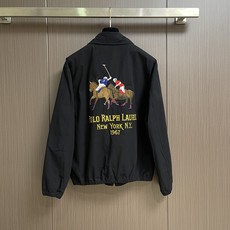 Ralph Lauren 拉夫劳伦棉质府绸马标刺绣夹克外套,棉质府绸夹克以利落立领和金属拉链构成简洁轮廓,胸前马标与后背 Ralph Lauren 拉夫劳伦棉质府绸马标刺绣夹克外套,棉质府绸夹克以利落立领和金属拉链构成简洁轮廓,胸前马标与后背